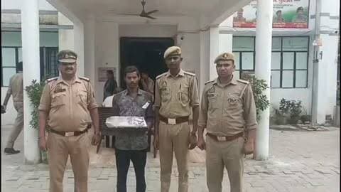 उन्नाव थाना सदर कोतवाली पुलिस ने स्ट्रीट लाइट चोर को किया गिरफ्तार,पुलिस ने चोरी का माल किया बरामद
वरिष्ठ पुलिस अधीक्षक उन्नाव के निर्देशन में चलाए जा रहे अपराधियों के विरुद्ध अभियान के तहत प्रभारी निरीक्षक चंद्रकांत मिश्र और उपनिरीक्षक सभाजीत सिंह चौहान की टीम ने कार्रवाई करते हुए आरोपी आलम उम्र करीब 28 वर्ष, निवासी उम्मीदों का शहर, कोतवाली सदर को शेख फार्म के पास काशीराम कॉलोनी से गिरफ्तार किया।