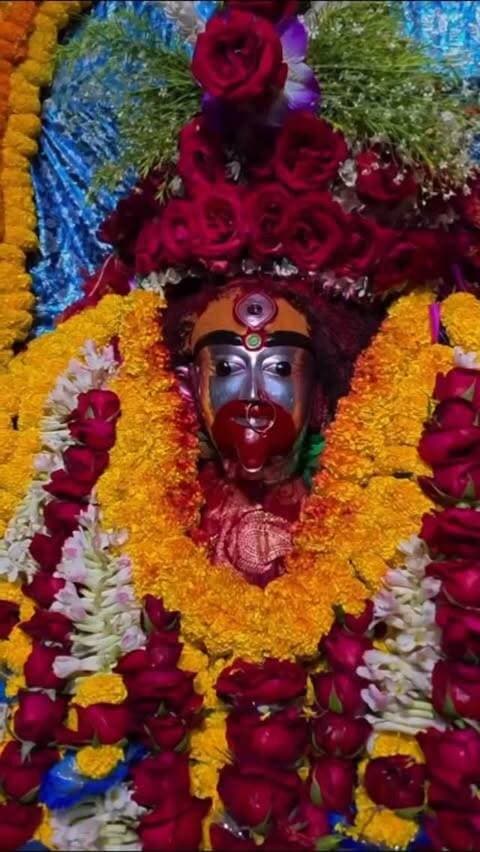 क्या आप जानते हैं…? 🙏🚩
पश्चिम बंगाल के बीरभूम में स्थित तारापीठ, माँ तारा की भक्ति और तांत्रिक साधना का एक अत्यंत प्रसिद्ध तीर्थ है।
मान्यता है कि यहाँ महर्षि वशिष्ठ ने माँ तारा की कठोर साधना की थी। उनकी भक्ति से प्रसन्न होकर माँ ने उन्हें दर्शन दिए।
इसी मातृस्वरूप में माँ तारा का स्वरूप तारापीठ में पूजित है। 🙏
तारापीठ को शक्ति-पीठ के रूप में भी श्रद्धा से माना जाता है और यहाँ का महाश्मशान इसकी साधना परंपरा को और विशेष बनाता है।
कहते हैं—
माँ तारा के दरबार में जो सच्चे मन से आता है, माँ उसे कभी निराश नहीं करतीं। ❤️🚩
जय माँ तारा 🙏🚩
#instagramreels #tarapith #westbengal #trendingreels #viral