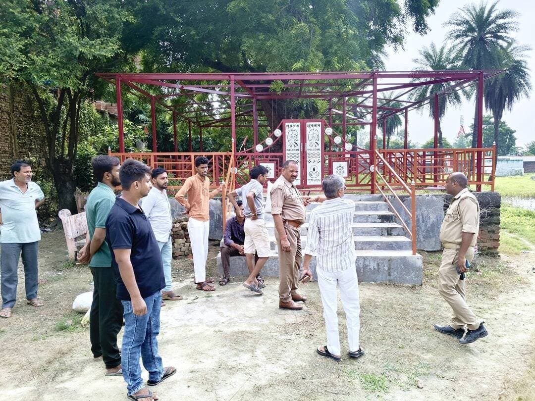 #बलिया सोनचिरैया माता #मंदिर की सीढ़ियों पर मांस का टुकड़ा और बकरे की हड्डी मिलने से हड़कंप, लोगों में रोष.. सूचना पर पहुंची नगरा पुलिस ने शुरू की जांच..
#followerseveryone #nonfollowersviewers
#BalliaNews #NagraPolice #SonchiraiyaMataTemple #BreakingNews #UttarPradeshNews