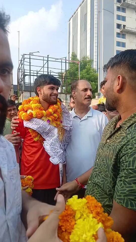 18 साल का छोरा, एशिया में बजा दिया भारत का डंका...
सराय में ढोल-नगाड़ों और फूल-मालाओं से भव्य स्वागत
#JuniorAsiaCup
#goalkeeper
#ChampionsWelcome
#voiceoffaridabad
#Voiceoffreedom