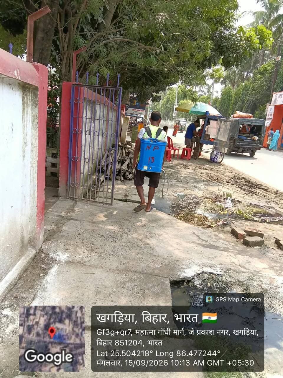 खगड़िया जिले में बाढ़ और जलजमाव की स्थिति को देखते हुए जिला प्रशासन द्वारा संक्रामक व जलजनित बीमारियों की रोकथाम के लिए सघन अभियान चलाया जा रहा है। इसके तहत बाढ़ राहत आश्रय शिविरों, विद्यालयों, प्रशासनिक परिसरों और जलजमाव वाले प्रमुख मार्गों पर मच्छरों व कीटाणुओं के पनपने से रोकने के लिए नियमित रूप से कीटनाशक एवं कीटाणुनाशक दवाओं का छिड़काव किया जा रहा है। प्रशासन का मुख्य उद्देश्य बाढ़ प्रभावित नागरिकों को डायरिया, डेंगू और मलेरिया जैसी बीमारियों से सुरक्षित रखना और प्रभावित इलाकों में स्वच्छता सुनिश्चित करना है।