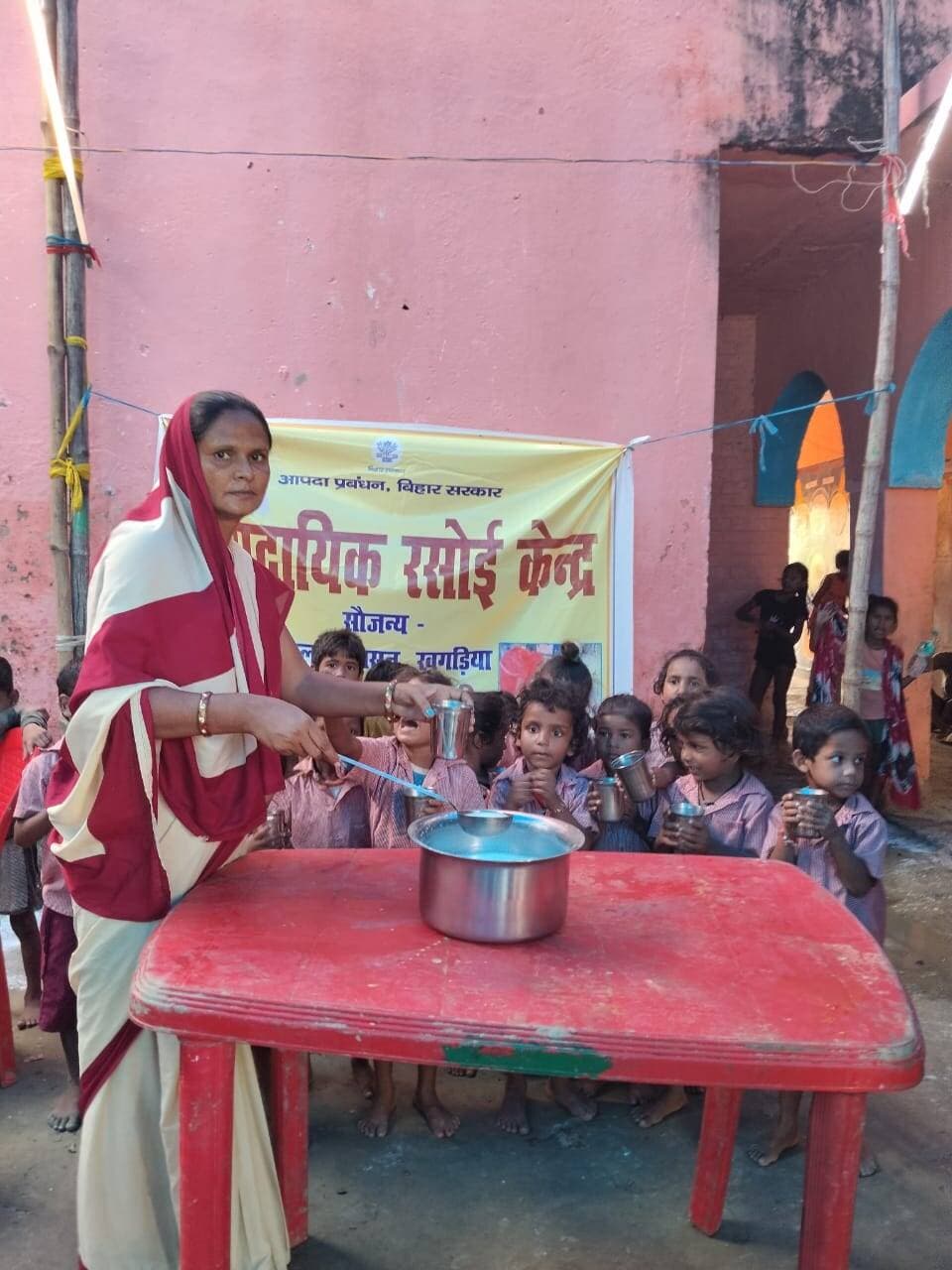खगड़िया जिला प्रशासन द्वारा बाढ़ प्रभावित क्षेत्रों में राहत कार्यों के तहत, राहत केंद्रों में रह रहे बच्चों को पौष्टिक दूध वितरित किया गया। इस पहल का उद्देश्य यह सुनिश्चित करना है कि बाढ़ जैसी आपदा के समय भी बच्चों को आवश्यक पोषण मिले। प्रशासन द्वारा यह सुनिश्चित किया जा रहा है कि सभी बाढ़ पीड़ितों को आवश्यक भोजन और अन्य सहायता प्रदान की जाए।