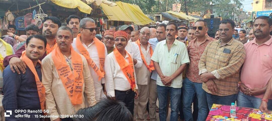 युवा समाजसेवी विपिन सिंह व मित्र मण्डली क़े नेतृत्व मे स्वागत किया गया
कोठी । श्री कसौंधन समाज सेवा के तत्वावधान में व्यापारी बंधुओ ने आज मंगलवार को महर्षि कश्यप जयंती मनाई। कस्बे के बस स्टैंड हनुमान मंदिर से सुंदरकांड पाठ के बाद महर्षि कश्यप की आरती उतारी गई। मंदिर बस स्टैंड से महर्षि कश्यप की शोभायात्रा निकाली गई।
शोभा यात्रा बस स्टैंड चौराहा, बाजार, गैबी चौराहा समेत कस्बे के प्रमुख मार्गों से होते हुए निकली बग्घी पर सवार महर्षि की प्रतिमा का कस्बे वासियों ने जगह-जगह स्वागत किया।
शोभायात्रा में शामिल महिला व पुरुष श्रद्धालुओं ने महर्षि कश्यप के जयकारे लगाए। महर्षि कश्यप की जयंती व शोभायात्रा का आयोजन कसौंधन समाज सेवा , युवा कसौंधन समाज व कसौंधन समाज नारी चेतना संस्थान की ओर से किया गया था।