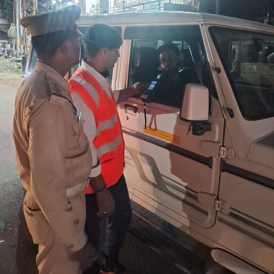 फिरोजाबाद: ट्रैफिक पुलिस का बड़ा एक्शन, ओवरलोड 43 ऑटो के चालान, 3 वाहन सीज, 701 वाहनों पर कार्रवाई
फिरोजाबाद/15 सितंबर। एसएसपी आदित्य लांग्हे के निर्देशन में ट्रैफिक पुलिस ने जनपद में विशेष अभियान चलाया।
जैन मंदिर, आसफाबाद चौराहा, एटा चौराहा शिकोहाबाद, सुभाष चौराहा शिकोहाबाद और टूण्डला चौराहा पर 50 मीटर के दायरे में लगे ऑटो, ई-रिक्शा और ठेलों के अतिक्रमण को हटवाया गया। सभी को निर्धारित स्थान पर ही खड़ा होने के निर्देश दिए गए।
कार्रवाई -
43 ऑटो मानक से अधिक सवारी बैठाने पर चालान
3 गाड़ियां ड्रिंक एंड ड्राइव में सीज
10 वाहनों से काली फिल्म उतरवाई गई
198 वाहन ओवरस्पीड में चालान
701 वाहनों पर अन्य धाराओं में कार्रवाई
इसके साथ ही नाबालिगों द्वारा ई-रिक्शा चलाने पर भी सख्त कार्रवाई की गई।
ट्रैफिक पुलिस ने अपील की है कि क्षमता से अधिक सवारी न बैठाएं, वाहन निर्धारित जगह पर खड़े करें और नाबालिगों को वाहन न दें।
#FirozabadTrafficPolice #FirozabadNews #UPPolice