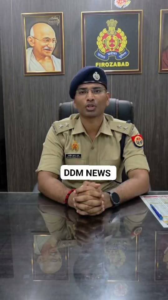 फिरोजाबाद कांड में नया मोड़: पुलिस बोली- महिला से नहीं हुई मारपीट, PM में नहीं मिली चोट, फिर भी 6 पुलिस वाले निलंबित
शिकोहाबाद थाने से जुड़े मामले में पुलिस ने स्पष्टीकरण जारी किया है।
मु0अ0सं0 724/2026 में संदिग्ध गौरव को 13 सितंबर की शाम पूछताछ के लिए थाने लाया गया था। पुलिस का कहना है थाने लाने के दौरान उसकी पत्नी अंजली या परिजनों से कोई मारपीट नहीं की गई। जीडी में तस्करा दर्ज कर 14 सितंबर की सुबह गौरव को परिजनों को सौंप दिया गया था।
इसी बीच गर्भवती अंजली को प्रसव के लिए अस्पताल ले जाया गया, जहां बच्चे के जन्म के दौरान उसकी मौत हो गई। पुलिस के मुताबिक पोस्टमार्टम में कोई External Injury नहीं मिली है।
विवाद बढ़ने पर 6 पुलिसकर्मियों को तत्काल प्रभाव से निलंबित कर दिया गया है। पूरे प्रकरण की जांच एएसपी शिकोहाबाद IPS जयबिंद कुमार गुप्ता कर रहे हैं।
#Shikohabad #FirozabadPolice #UPPolice #FirozabadNews