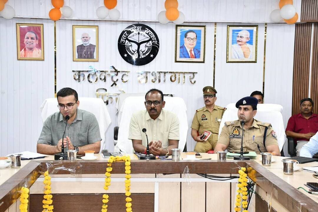 🚨 फिरोजाबाद: आगामी त्योहारों को लेकर प्रशासन अलर्ट, DM और SSP की अध्यक्षता में पीस कमेटी की बैठक संपन्न! 🚨
फिरोजाबाद: गणेश चतुर्थी, विश्वकर्मा जयंती, रामलीला और दशहरा जैसे प्रमुख त्योहारों को शांतिपूर्ण व सौहार्दपूर्ण वातावरण में संपन्न कराने के लिए कलेक्ट्रेट सभागार में पीस कमेटी की बैठक आयोजित की गई। जिलाधिकारी संतोष कुमार शर्मा और वरिष्ठ पुलिस अधीक्षक आदित्य लांग्हे की मौजूदगी में सभी धर्मों के धर्मगुरुओं ने त्योहारों को आपसी भाईचारे के साथ मनाने का संकल्प लिया।
📌 बैठक के मुख्य दिशा-निर्देश एवं कड़े नियम:
डीजे और मूर्तियों की ऊंचाई तय: डीजे और मूर्तियों की ऊंचाई सीमा में ही रहेगी। डीजे या साउंड सेटअप के ऊपर किसी भी व्यक्ति के बैठने पर पूर्ण प्रतिबंध रहेगा।
विसर्जन सुरक्षा व कंट्रोल रूम: नदियों में विसर्जन पर रोक रहेगी, केवल चिन्हित स्थलों पर ही विसर्जन होगा। प्रत्येक विसर्जन स्थल पर पुलिस व प्रशासन का छोटा कंट्रोल रूम मौजूद रहेगा।
अवैध आतिशबाजी पर बैन: अवैध और असुरक्षित पटाखों के भंडारण, निर्माण व बिक्री पर पूरी तरह रोक रहेगी।
ट्रैफिक जाम से राहत का फॉर्मूला: एक ही मार्ग पर स्थित प्रमुख स्कूलों के खुलने व बंद होने के समय में 15-15 मिनट का अंतर रखा जाएगा ताकि जाम न लगे।
बिजली व PWD को निर्देश: जुलूस और विसर्जन मार्गों के गड्ढे तुरंत ठीक किए जाएंगे। ऊंचे वाहनों व झंडों के बिजली के तारों से टकराने के खतरे को देखते हुए बिजली विभाग सदैव अलर्ट मोड पर रहेगा।
शांति व्यवस्था व 112 हेल्पलाइन: माहौल खराब करने की कोशिश करने वालों की सूचना तुरंत पुलिस को दें। कानून हाथ में न लें और किसी भी आपात स्थिति में तत्काल डायल 112 पर संपर्क करें।
बैठक में एसपी सिटी, एसपीआरए, सिटी मजिस्ट्रेट विनोद कुमार पांडेय, समस्त उपजिलाधिकारी एवं क्षेत्राधिकारी मौजूद रहे।
#Firozabad #FirozabadNews #BreakingNews #DMFirozabad #SSPFirozabad #PeaceCommitteeMeeting #UPPolice #GaneshChaturthi #Dussehra #UPNews #ViralNews #TrafficUpdate