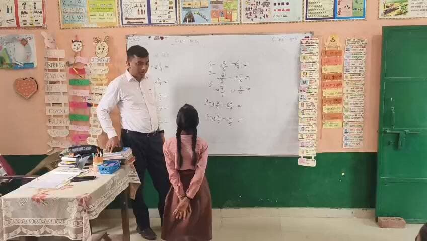 फिरोजाबाद। जिला बेसिक शिक्षा अनिल कुमार द्वारा कम्पोजिट विद्यालय सूरजपुर दुगमई एवं कम्पोजिट विद्यालय कौरारा खुर्द का किया निरीक्षण
निरीक्षण के दौरान BSA ने छात्र-छात्राओं एवं शिक्षक-शिक्षिकाओं को गुणवत्तापूर्ण शिक्षा प्रदान करने तथा निपुण भारत मिशन के अंतर्गत संचालित गतिविधियों का क्रियान्वयन कराने के निर्देश दिए। साथ ही विद्यालय परिसर में साफ-सफाई सुनिश्चित करने को कहा।
उन्होंने निर्देशित किया कि विद्यालयों में प्रातः सभा का नियमित आयोजन कराया जाए तथा दैनिक समाचार पत्रों का वाचन नियमित रूप से किया जाए।
DBT के माध्यम से प्रेषित धनराशि से बच्चों के लिए जूता-मोजा, स्वेटर सामग्री का क्रय करने हेतु अभिभावकों को प्रोत्साहित करने के निर्देश दिए गए। इंस्पायर अवार्ड एवं विद्या ज्ञान के आवेदन कराने हेतु भी शिक्षक/शिक्षिकाओं को निर्देशित किया गया।
#Firozabad #BSA #BasicEducation #SchoolInspection #NipunBharat #DDMNews