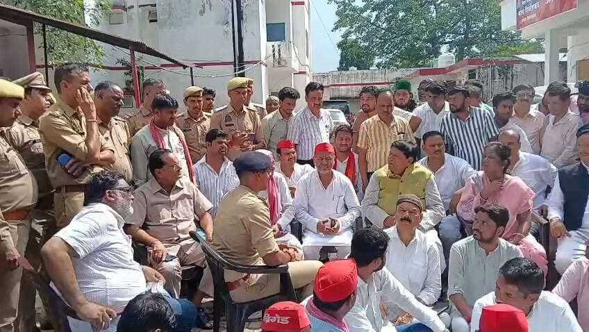 फिरोजाबाद : सपा सांसद रामजीलाल सुमन का धरना खत्म
फिरोजाबाद। शिकोहाबाद थाने में प्रसव के बाद दलित महिला की मौत के मामले में चल रहा सियासी घमासान थमा। सपा सांसद रामजीलाल सुमन का कई घंटे से चल रहा धरना खत्म हो गया।
सांसद SHO समेत पुलिसकर्मियों पर कार्रवाई की मांग को लेकर धरने पर बैठे थे। परिजनों ने पुलिस पर गंभीर आरोप लगाए थे, जिसके बाद मामला गरमा गया था।
एसपी के आश्वासन के बाद धरना समाप्त हुआ। एसपी ने जांच में दोषी पाए जाने पर कार्रवाई का आश्वासन दिया है। इससे पहले मामले की गंभीरता को देखते हुए एसएसपी ने देर रात 6 पुलिसकर्मियों को निलंबित किया था। फिलहाल पुलिस पूरे मामले की जांच में जुटी है।
#Firozabad #Shikohabad #RamjilalSuman #SamajwadiParty #FirozabadPolice #DDMNews