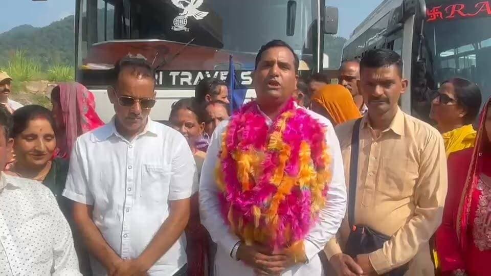 सदर विधानसभा क्षेत्र की मातृ शक्ति के लिए देव दर्शन यात्रा के अंतर्गत आज से श्री वृंदावन धाम एवं हरिद्वार की पावन यात्रा का सुनील शर्मा ने किया शुभारंभ ।
#देवदर्शनयात्रा #वृंदावनधाम #हरिद्वार #मातृशक्ति #जनसेवा #श्रीकृष्ण #राधेराधे #अध्यात्म #आस्था #बिलासपुरसदर #हिमाचलप्रदेश