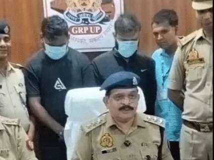 NEET क्वालीफाई युवक गर्लफ्रेंड के लिए चोर बना: कैंसर के इलाज पर खर्च किए 80 लाख, आगरा में ट्रेनों में करता था लूट, क्लबों में होती थी पार्टी
आगरा में ट्रेनों में यात्रियों के सामान पर हाथ साफ कर लग्जरी लाइफ जीने वाले 2 शातिर चोरों को जीआरपी ने गिरफ्तार किया है। मुख्य आरोपी पुनीत ने कभी डॉक्टर बनने का सपना देखा था। उसने NEET क्वालीफाई भी कर लिया था। लेकिन, 2017 में परीक्षा कैंसिल हो गई। इसके बाद उसने मेडिकल लाइन छोड़ दी थी।
पुलिस पूछताछ में पुनीत ने बताया- मेरी गर्लफ्रेंड को कैंसर था। मैंने गर्लफ्रेंड के इलाज पर करीब 80 लाख रुपए खर्च किए। कर्ज चुकाने और महंगी लाइफस्टाइल के लिए अपने दोस्त आकाश के साथ चोरी करने लगा।
जीआरपी के सीओ राजेश दीक्षित ने बताया- पुनीत और आकाश ट्रेनों में सफर कर रहे बुजुर्ग यात्रियों को निशाना बनाते थे। रात में सोते समय उनका कीमती सामान चोरी कर लेते थे। पुनीत पर 27 से ज्यादा मुकदमे दर्ज हैं। पुलिस ने दोनों के कब्जे से करीब 25 लाख रुपए की ज्वेलरी बरामद की है।
एक जिले में चालान तो दूसरी जगह वारदात
पुलिस पूछताछ में आरोपियों ने बताया कि उनका अलग अंदाज था। जिस जिले में पुलिस उन्हें पकड़कर चालान करती, दोबारा वहां चोरी नहीं करते थे। एक वारदात के बाद तुरंत जिला बदल देते थे। इससे वे लंबे समय से पुलिस की पकड़ से बच रहे थे। दोनों चलती ट्रेनों में यात्रियों का सामान चोरी करते और फिर गायब हो जाते थे।
गर्लफ्रेंड के इलाज में खर्च किए 80 लाख रुपए
जीआरपी की पूछताछ में पुनीत ने बताया- मैं एक लड़की से बहुत प्यार करता था। उसे कैंसर हो गया। इलाज में मैंने अपना पूरा पैसा लगा दिया। करीब 80 लाख रुपए खर्च किए। पैसों की जरूरत पूरी करने के लिए मैंने ट्रेनों में चोरी शुरू कर दी।
चोरी के पैसों से मैं लग्जरी लाइफस्टाइल जी रहा था। मैं और आकाश हफ्ते में 2 दिन क्लब में ही बिताते थे। वहां शराब और शबाब के नशे में डूबे रहते थे। चोरी से मिला पैसा महंगे कपड़े, महंगे शौक, शराब पार्टी और गर्लफ्रेंड्स पर उड़ाते थे।
चोरों के पास भारी मात्रा में ज्वेलरी बरामद हुई है।
25 लाख के जेवरात बरामद
जीआरपी ने मुखबिर की सूचना पर आगरा कैंट स्टेशन से दोनों आरोपियों को मंगलवार सुबह पकड़ा। तलाशी में उनके पास से यात्रियों से चोरी किए गए 25 लाख रुपए के सोने-चांदी के जेवर मिले हैं। दोनों के खिलाफ 24 से अधिक चोरी के मुकदमे दर्ज हैं। पुनीत ग्राम पुरैना जहानाबाद जिला पीलीभीत का रहने वाला है।
25 लाख के जेवरात बरामद
जीआरपी ने मुखबिर की सूचना पर आगरा कैंट स्टेशन से दोनों आरोपियों को मंगलवार सुबह पकड़ा। तलाशी में उनके पास से यात्रियों से चोरी किए गए 25 लाख रुपए के सोने-चांदी के जेवर मिले हैं। दोनों के खिलाफ 24 से अधिक चोरी के मुकदमे दर्ज हैं। पुनीत ग्राम पुरैना जहानाबाद जिला पीलीभीत का रहने वाला है।
सीओ राजेश दीक्षित ने बताया- आरोपी संगठित तरीके से काम करते थे। ट्रेन में चढ़कर रेकी करते। बुजुर्ग और अकेले सफर कर रहे यात्रियों को टारगेट करते। मौका मिलते ही बैग, पर्स और जेवरात लेकर उतर जाते थे। दोनों को जेल भेज दिया गया है।
