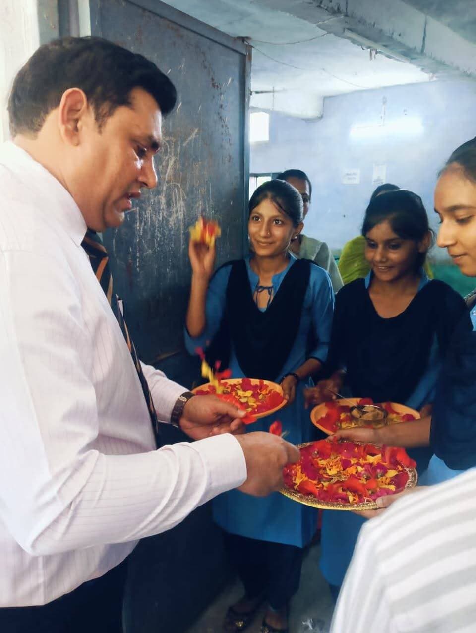 राजकीय वरिष्ठ माध्यमिक विद्यालय, वीर शहीद श्री ओमप्रकाश कोहाड़ में NALSA के अंतर्गत विधिक जागरूकता कार्यक्रम आयोजित
राजकीय वरिष्ठ माध्यमिक विद्यालय, वीर शहीद श्री ओमप्रकाश कोहाड़ में नालसा (NALSA) के अंतर्गत विधिक जागरूकता कार्यक्रम का आयोजन किया गया। कार्यक्रम में सीजेएम पवन कुमार ने मुख्य वक्ता के रूप में उपस्थित होकर विद्यार्थियों एवं उपस्थित जनसमूह को कानूनी अधिकारों, निःशुल्क विधिक सहायता तथा नागरिकों के अधिकारों एवं कर्तव्यों के संबंध में महत्वपूर्ण जानकारी प्रदान की।
इस अवसर पर दिनेश कुमार समन्वयक , नरेंद्र कुमार, वरिष्ठ अधिवक्ता राजबाला , पायल, विद्यालय के प्राचार्य कुलदीप सिंह दहिया विशेष रूप से उपस्थित रहे। उन्होंने सीजेएम पवन कुमार का विद्यालय में पधारने तथा विद्यार्थियों को विधिक जानकारी प्रदान करने के लिए हार्दिक आभार व्यक्त किया।
कार्यक्रम के दौरान विद्यार्थियों को कानून के प्रति जागरूक रहने, अपने अधिकारों को जानने तथा समाज में न्याय एवं समानता की भावना को बढ़ावा देने के लिए प्रेरित किया गया। कार्यक्रम का उद्देश्य विद्यार्थियों एवं आमजन में कानूनी जागरूकता एवं विधिक सहायता के प्रति जानकारी बढ़ाना रहा।
कार्यक्रम के अंत में सीजेएम पवन कुमार जी द्वारा विद्यालय प्रांगण में पौधारोपण किया गया इस अवसर पर देवीलाल , अरुणा , राजबीर , पूनम , डॉ महेंद्र पंवार, संजीव जैन एवं सभी स्टाफ सदस्य उपस्थित रहे।