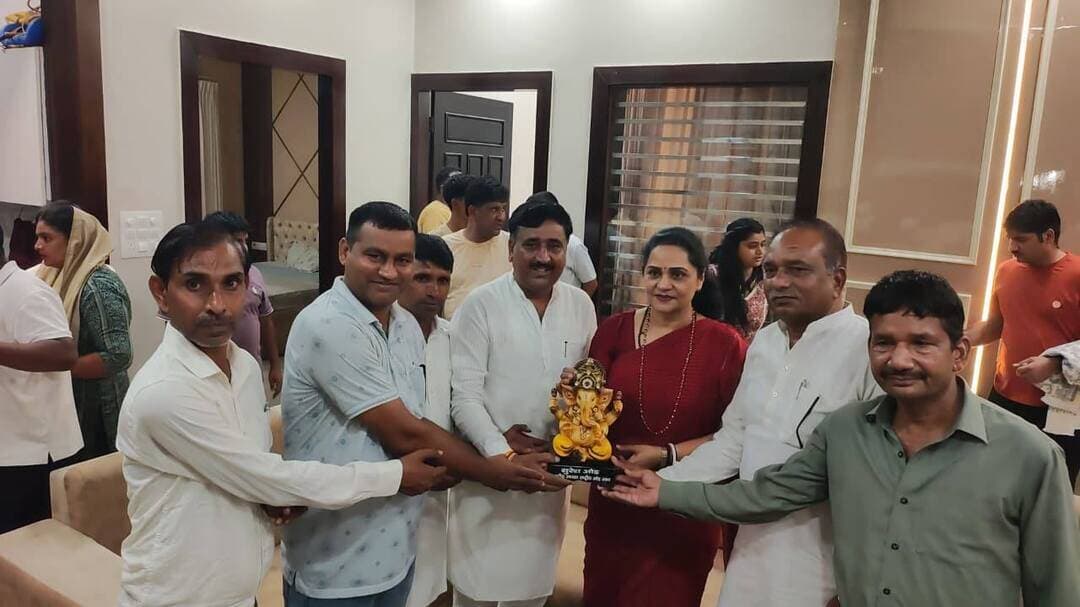 सबका साथ, सबका विकास की नीति पर आगे बढ़ रही भाजपा सरकार : सुनीता दुग्गल
पूर्व सांसद व भाजपा प्रदेश उपाध्यक्ष सुनीता दुग्गल पहुंची सुरेश ओड के निवास पर, विभिन्न मुद्दों पर की चर्चा
भिवानी, 15 सितंबर : पूर्व सांसद एवं भाजपा प्रदेश उपाध्यक्ष सुनीता दुग्गल ने कहा है कि केंद्र और राज्य की भाजपा सरकार सबका साथ, सबका विकास के मूल मंत्र पर काम करते हुए समाज के हर वर्ग तक विकास योजनाओं का लाभ पहुंचा रही है। सरकार की नीतियों में किसी भी स्तर पर कोई भेदभाव नहीं है और पूरे प्रदेश में समान रूप से विकास कार्य करवाए जा रहे हैं। सुनीता दुग्गल ओड सभा के राष्ट्रीय अध्यक्ष और भाजपा नेता सुरेश ओड के बवानीखेड़ा स्थित निवास स्थान पर आयोजित एक चाय-पानी कार्यक्रम में पहुंची थीं। वहां पहुंचने पर सुरेश ओड के नेतृत्व में सर्व समाज के प्रतिनिधियों और स्थानीय कार्यकर्ताओं ने उनका स्वागत किया। इस दौरान मीडिया प्रतिनिधियों से बात करते हुए उन्होंने केंद्र और हरियाणा सरकार की जनकल्याणकारी नीतियों पर विस्तार से चर्चा की।
हाल ही में बवानी खेड़ा में आयोजित मुख्यमंत्री नायब सिंह सैनी की जनसभा का उल्लेख करते हुए पूर्व सांसद ने कहा कि मुख्यमंत्री ने इस क्षेत्र के विकास के लिए घोषणाओं का पिटारा खोल दिया है। उन्होंने बिना किसी संकोच के दिल खोलकर बवानी खेड़ा के लिए कई महत्वपूर्ण विकास परियोजनाओं की घोषणाएं की हैं। इन सौगातों से आने वाले दिनों में बुनियादी ढांचे को मजबूती मिलेगी और क्षेत्र के चौमुखी विकास को एक नई गति प्राप्त होगी।
राज्य सरकार की रोजगार नीति पर बोलते हुए सुनीता दुग्गल ने कहा कि भाजपा शासनकाल में युवाओं को बिना किसी पर्ची और खर्ची के पूरी पारदर्शिता के साथ सरकारी नौकरियां दी जा रही हैं। पूर्ववर्ती सरकारों के दौर के विपरीत, अब केवल योग्यता ही रोजगार का एकमात्र आधार बनी है। इस पारदर्शी प्रक्रिया ने प्रदेश के युवाओं के भीतर एक नया विश्वास पैदा किया है और योग्य युवाओं को उनका सही हक मिल रहा है।
प्रधानमंत्री नरेंद्र मोदी के नेतृत्व की सराहना करते हुए उन्होंने कहा कि देश तेजी से विकसित भारत के राष्ट्रीय लक्ष्य की तरफ बढ़ रहा है। केंद्र सरकार की कल्याणकारी योजनाएं समाज के अंतिम व्यक्ति तक पहुंच रही हैं। उन्होंने विशेष रूप से महिलाओं के सशक्तिकरण का जिक्र करते हुए कहा कि भाजपा ने हमेशा महिलाओं का सम्मान किया है। लाडो लक्ष्मी योजना इसका प्रत्यक्ष उदाहरण है, जिसका लाभ आज प्रदेश की लाखों महिलाएं उठा रही हैं। इस मौके पर ओड सभा के राष्ट्रीयय अध्यक्ष एवं भाजपा नेता सुरेश ओड ने दावा किया कि भाजपा की जनहितैषी नीतियों के कारण संगठन का विस्तार हो रहा है और आने वाले समय में पार्टी पंजाब में भी अपनी सरकार बनाने में सफल होगी। इस अवसर पर डा. प्रेम, राजकुमार, रमेश फौजी, जोगीराम प्रधान प्रजापति धर्मशाला, दिनेश जेई, जोगिंद्र पार्षद प्रतिनिधि, प्रदीप पार्षद प्रतिनिधि, पूर्व सरपंच सुरेश बलियाली, कालू ठेकेदार बलियाली, पंकज पाराशर, हरफूल, मथुरा, श्यामलाल, ईश्वर राजपूत, बजरंग राजपूत, विक्रम, हरिराम, हरि सिंह, धर्मपाल सहित अनेक लोग मौजूद रहे।