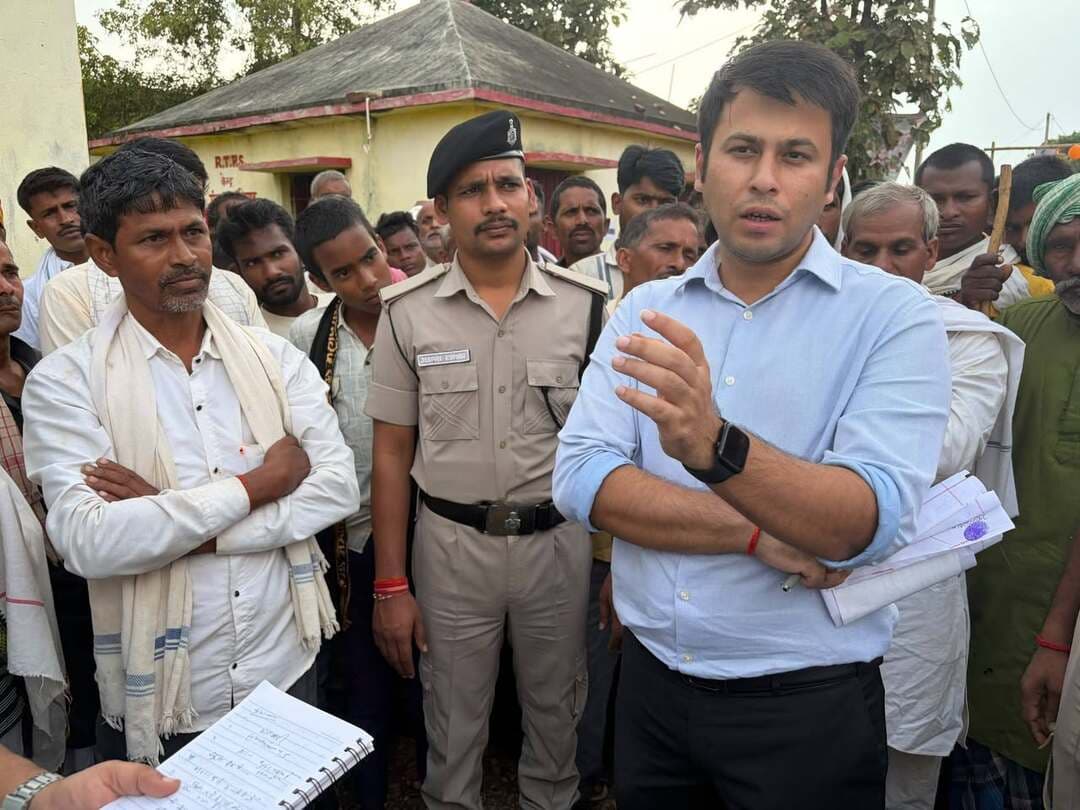 अधौरा के दिघार में DM ने किया सहयोग शिविर का निरीक्षण, ग्रामीणों की सुनी समस्याएं
कैमूर जिलाधिकारी कैमूर ने आज अधौरा प्रखंड के दिघार पंचायत में आयोजित सहयोग शिविर का निरीक्षण किया। शिविर में DM ने ग्रामीणों से सीधा संवाद कर उनकी समस्याएं और मांगें सुनीं।
ग्रामीणों ने सड़क, सोलर लाइट, नल-जल, बिजली, डिग्री कॉलेज, आंगनबाड़ी भवन, खेल मैदान और सामुदायिक भवन सहित कई मूलभूत सुविधाओं की मांग रखी। वार्ड संख्या 5 और 7 में सामुदायिक भवन और जल संरक्षण कार्यों की भी मांग की गई।
जन संवाद में कुल 80 आवेदन आए, जिनमें से 30 का मौके पर निष्पादन किया गया, शेष 50 को जल्द निपटाने का निर्देश दिया गया। पेयजल समस्या पर PHED को और खेल मैदान के लिए उपयुक्त सरकारी जमीन चिह्नित करने का निर्देश CO को दिया गया।
इसके बाद DM ने प्रखंड एवं अंचल कार्यालय का भी निरीक्षण किया। निरीक्षण में RTPS के 20, अतिक्रमण का 1 और भूमि विवाद के 18 मामले लंबित मिले। पंजी अद्यतन नहीं मिलने पर DM ने नाराजगी जताई और सभी मामलों का समयबद्ध निष्पादन करने, सरकारी भूमि का लैंड बैंक तैयार करने तथा बंद पड़े सामुदायिक शौचालयों को चालू कराने का निर्देश दिया।