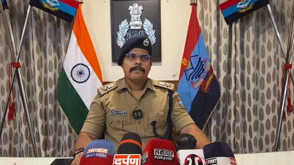 मात्र 48 घंटे में हरदीप सिंह हत्याकांड का सनसनीखेज खुलासा; रुपयों के लेन-देन के विवाद में रची गई थी साजिश, दम्पत्ति गिरफ्तार
काशीपुर / ऊधमसिंह नगर
एसएसपी ऊधमसिंह नगर अजय गणपति के कुशल निर्देशन और पुलिस की त्वरित कार्रवाई के चलते मात्र 48 घंटे के भीतर चर्चित हरदीप सिंह हत्याकांड का सनसनीखेज खुलासा हो गया है। पुलिस ने हत्या की इस वारदात को अंजाम देने वाले मुख्य आरोपी और साक्ष्य छिपाने में शामिल उसकी पत्नी को गिरफ्तार कर लिया है। पुलिस ने आरोपियों की निशानदेही पर हत्या में प्रयुक्त लाइसेंसी पिस्टल, खोखा कारतूस और कार भी बरामद कर ली है।