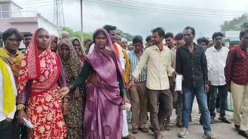 चिरौली गांव में आदिवासियों ने खुद शराब छोड़ने का निर्णय लिया और शराब दुकान बंद करने की मांग पर सौंपा ज्ञापन।
जिला अशोकनगर के सहराई थाना प्रभारी को सौंपा ज्ञापन