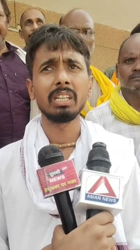 चकबंदी प्रक्रिया से परेशान ग्राम सुरसेन के किसानों ने DM से लगाई गुहार, गांव को चकबंदी मुक्त कराने की मांग
राजापुर। तहसील राजापुर के ग्राम पंचायत सुरसेन के समस्त किसानों ने जिलाधिकारी चित्रकूट को प्रार्थना पत्र सौंपकर गांव को चकबंदी प्रक्रिया से मुक्त किए जाने की मांग की है। किसानों का आरोप है कि गांव में चकबंदी की प्रक्रिया पारदर्शी तरीके से आगे नहीं बढ़ रही है और कई स्थानों पर भूमि को चकबंदी से बाहर रखा गया है।
प्रार्थना पत्र में किसानों ने बताया कि गांव के पश्चिम दिशा में सिंचाई विभाग द्वारा करीब 9 किलोमीटर लंबा बांध बनाए जाने से बड़ी मात्रा में कृषि भूमि जलमग्न रहती है, जिससे खेती प्रभावित होती है। वहीं पूर्व दिशा में अधिकांश भूमि ऊबड़-खाबड़ तथा दक्षिण-पूर्व दिशा में बड़े नाले के आसपास की भूमि होने का हवाला देते हुए किसानों ने चकबंदी से छूट दिए जाने की बात कही है।