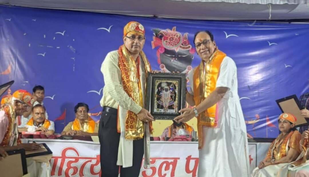संस्कारों की भाषा है हिंदी - पंडित मदन मोहन शर्मा
श्रीनाथद्वारा में कासगंज के वरिष्ठ पत्रकारों को "संपादक प्रवर" मानद उपाधि से किया गया सम्मानित
साहित्य मंडल श्रीनाथद्वारा में "हिंदी लाओ, देश बचाओ" कार्यक्रम में साहित्यकारों व पत्रकारों को मेवाड की आनवान व शान मेवडी पगडी पहनाकर किया गया सम्मानित
कासगंज/श्रीनाथद्वारा।राजस्थान राजसमंद जिले के श्री नाथद्वारा में सरकार द्वारा मान्यता प्राप्त साहित्यिक, सांस्कृतिक ओर शैक्षणिक प्रतिष्ठान "साहित्य मंडल " द्वारा राष्ट्रभाषा हिन्दी दिवस के उपलक्ष्य में भगवती देवपुरा प्रेक्षागार में आयोजित त्रिदिवसीय हिंदी दिवस सम्मान समारोह का स्थगन सत्र पंडित मदन मोहन की अध्यक्षता एवं डॉ. अमर सिंह वधान डॉ.राहुल और उमादत्त शर्मा के विशिष्ट आतिथ्य में सम्पन्न हुआ।साहित्यकारों द्वारा लिखी गई दर्जनों पुस्तकों का विमोचन किया गया।आपको बता दे कि हर वर्ष साहित्य मंडल द्वारा देश भर के वरिष्ठ साहित्यकार व वरिष्ठ पत्रकारों को मानद उपाधि पत्र देकर सम्मानित किया जाता हैं।समापन सत्र में साहित्य-संस्कृति के क्षेत्र में उल्लेखनीय सेवा के लिए भरतपुर के ब्रजेश शर्मा कौशिक ,भीलवाड़ा के वीरेंद्र कुमार लोढ़ा एवं उदयपुर के प्रो. गोविंदलाल मेनारिया को सम्मानित किया गया। पत्रकारिता के क्षेत्र में उल्लेखनीय योगदान देने वाले पत्रकारों को डॉ. सुंदरलाल कथूरिया स्मृति सम्मान एवं पत्रकार- संपादक प्रवर की मानद उपाधियों से अलंकृत किया गया जिनमें उत्तर प्रदेश जनपद कासगंज के सोरों जी से पंडित विक्रम पांडेय, मनोज पाराशर एवं उदयपुर के विष्णु शर्मा "हितैषी" शामिल रहे। मोतीलाल राठी स्मृति सम्मान एवं हिंदी साहित्य भूषण की मानद उपाधि से मुंबई महाराष्ट्र से विनोद कुमार सीताराम, ठाणे महाराष्ट्र से राजकुमार रामलखन यादव अलंकृत किये गए। पुष्कर चतुर्वेदी स्मृति सम्मान से कानपुर की साधना सचान एवं नई दिल्ली की पूर्णिमा अग्रवाल को हिंदी साहित्य भूषण की मानद उपाधि प्रदान की गई। उक्त सभी साहित्यकारों ,पत्रकारों को मेवाड की रस्म अनुसार आन वान शान की मेवाडी पगडी, शॉल,श्रीफल, उपर्णा,प्रभु श्रीनाथ जी की छवि,कंठहार,प्रसाद,कलम,उपधि पत्र एवं नगद राशि भेंट कर साहित्य मंडल संस्था के अध्यक्ष मानस मर्मज्ञ पं मदन मोहन शर्मा, प्रधान मंत्री श्याम प्रकाश देवपुरा , चंडीगढ विश्वविद्यालय के पूर्व कुलपति डॉ अमर सिंह वधान के कर कमलों द्वारा सम्मानित किया गया। वही जनपद फिरोजाबाद के निवासी अजेन्द्र कुमार शर्मा को पगडी पहनाकर व पटका पहनाकर सम्मानित किया गया।
साहित्य मंडल के अध्यक्ष पंडित मदन मोहन शर्मा ने कहा कि हिंदी भाषा संस्कारों की भाषा है जो अपनी सभ्यता और संस्कृति को अक्षुण्ण बनाए रखने में बहुमूल्य योगदान दे रही हैं । त्रिदिवसीय कार्यक्रम के संयोजक एवं संस्था के प्रधान मंत्री श्यामप्रकाश देवपुरा के हिंदी भाषा संवर्धन को सराहनीय एवं अनुकरणीय बताते हुए कहा कि समूचे भारतवर्ष के दूरदराज के प्रांतों यथा तमिलनाडु, तेलंगाना,जम्मू कश्मीर, असम,छत्तीसगढ़,मध्यप्रदेश, बिहार, महाराष्ट्र, उत्तरप्रदेश आदि से चुनिंदा हिंदी भाषा प्रेमी साहित्यकारों को एक मंच पर लाना और उन्हें सम्मानित करना बड़ा श्रमसाध्य कार्य है जिसे श्यामप्रकाश देवपुरा परिवार की तीन पीढ़ियां सहर्ष संपादित कर रहीं हैं। श्यामप्रकाश देवपुरा ने कहा कि ये सब प्रभु श्रीनाथ जी की कृपा और उन्हीं की सत्ता है जो इस महनीय कार्य को, मेरे स्वास्थ्य की विषम परिस्थितियों में भी,मुझसे संपादित करवा रही है। उन्होंने समस्त साहित्यकारों, पत्रकारों, समाज सेवियों का आभार व्यक्त करते हुए आगामी कार्यक्रम का आमंत्रण दिया और कार्यक्रम स्थगन की घोषणा की। इस अवसर पर आकाशवाणी के सेवानिवृत्त वरिष्ठ उद्घोषक श्री कृष्ण शरद ,वरिष्ठ साहित्यकार उमेश पाठक ,कवि साहित्यकार आनंद निर्मल दीघ , कवि हरिओम हरि,ललिता देवपुरा,पीयुश देवपुरा,ओमप्रकाश पाण्डेय वाराणासी, डा.सुषमा जम्मू, प्रीती पाण्डेय रायपुर छ.ग, विनोद कुमार सीताराम दुबे मुम्बई महाराष्ट्र,ओम उपाध्याय इन्दौर मध्य प्रदेश, पूर्णिमा अग्रवाल दिल्ली, विमल वडा असम,डा नवीन कुमार झारखण्ड, डा ईश्वर एच आहिर बडोदा गुजरात, विमलेनदू बिहार, डा सारस्वत मोहन मनीसी, डा सुरेश कुमार मिश्र हैदराबाद तेलंगाना, डा मंजुला अस्थाना मेहनती उडीसा, डा शशिकांत मिश्र जम्बू कश्मीर सहित बडी संख्या में साहित्यकार व पत्रकार व समाज सेवी मौजूद रहैं।