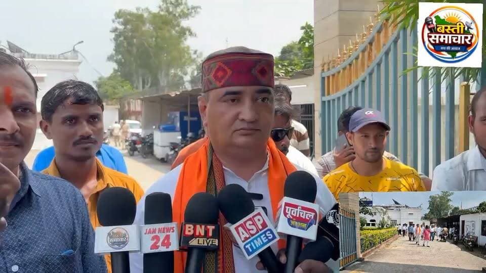 ई-रिक्शा चाभी चोरी के आरोप को लेकर विवाद,एसपी से जांच, कार्रवाई की मांग
बस्ती। कटरा क्षेत्र में ई-रिक्शा की चाभी निकाल लेने के आरोप को लेकर हुए विवाद के मामले में कटरा निवासी गोलू गुप्ता पुत्र स्वर्गीय सुभाष चन्द्र गुप्ता ने पुलिस अधीक्षक को प्रार्थना पत्र देकर निष्पक्ष जांच की मांग की है। घटना 11 सितंबर 2026 की बताई गई है।
गोलू गुप्ता के अनुसार, वह कटरा क्षेत्र में पान की दुकान चलाते हैं। आरोप है कि 11 सितम्बर की शाम लगभग तीन बजे ई-रिक्शा चालक राजन सोनकर पुत्र लक्ष्मी सोनकर, निवासी ओरीजोत, थाना कोतवाली अपना ई-रिक्शा उनकी दुकान के सामने खड़ा कर गया था। करीब 10 मिनट बाद वापस आने पर राजन सोनकर ने ई-रिक्शा की चाबी चोरी करने का आरोप लगाया। गोलू गुप्ता ने मामले की सच्चाई स्पष्ट करने के लिए सीसीटीवी फुटेज देखने की बात कही। इसी दौरान विवाद बढ़ गया। मोबाइल की दूकान चलाने वाले राधेश्याम गुप्ता ने मौके पर बीच बचाव किया। गोलू गुप्ता ने आरोप लगाया कि राजन सोनकर ने स्वयं को एक हिन्दू संगठन का पदाधिकारी बताते हुए उनसे पूछताछ की तथा विवाद के दौरान धक्का-मुक्की, गाली-गलौज और मारपीट की गई। दुकान का सामान गिरने तथा जान से मारने की धमकी दिए जाने का भी आरोप लगाया गया है।
शिकायतकर्ता का यह भी आरोप है कि घटना के बाद राजन सोनकर की ओर से उसके और राधेश्याम गुप्ता के विरुद्ध गंभीर धाराओं में मुकदमा दर्ज कराया गया, जबकि उनके अनुसार मुकदमा वास्तविक घटना से अलग तथ्यों के आधार पर दबाव बनाने के उद्देश्य से कराया गया है। शिकायत में घटना से संबंधित सीसीटीवी फुटेज और वीडियो क्लिप उपलब्ध होने की बात कहते हुए उनकी जांच में शामिल किए जाने की मांग की गई है। प्रार्थना पत्र में कुछ व्यक्तियों द्वारा संगठन के नाम पर दुकानदारों से चंदा या सहयोग मांगने तथा इनकार करने पर दबाव बनाने और मुकदमे में फंसाने की धमकी दिए जाने की भी जांच कराने का अनुरोध किया गया है।
गोलू गुप्ता ने पुलिस अधीक्षक से 11 सितंबर की घटना की निष्पक्ष एवं उच्चाधिकारी स्तर से जांच, सीसीटीवी फुटेज व अन्य साक्ष्यों की जांच तथा वास्तविक तथ्यों के आधार पर कार्रवाई की मांग की है। उन्होंने दोषियों के विरुद्ध विधिसम्मत कार्रवाई और पीड़ित पक्ष को न्याय दिलाने की गुहार लगाई है।
एसपी को पत्र देने के दौरान गोलू गुप्ता के साथ विश्व हिन्दू परिषद जिलाध्यक्ष मनोज सिंह, आकाश सोनी, रबीश कुमार ठाकुर, मल्लू गोंड़, रवि मोदनवाल, राजू यादव, रवि, राकेश सिंह आदि शामिल रहे।
#basti #बस्ती समाचार#NewsUpdate #follower #newsfeed #UttarPradesh #SCST #highlight #