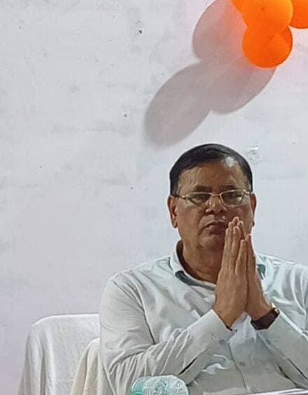 सात साल पुराने मामले में जहानाबाद के डीईओ पर विभागीय कार्रवाई, जांच के आदेश
जहानाबाद : जिला शिक्षा पदाधिकारी सुरेंद्र कुमार के खिलाफ शिक्षा विभाग ने विभागीय कार्रवाई शुरू करने का निर्णय लिया है। यह कार्रवाई उनके सुपौल में जिला शिक्षा पदाधिकारी के पद पर कार्यरत रहने के दौरान वर्ष 2019 की मैट्रिक परीक्षा के मूल प्रमाण-पत्रों के अप्राप्त रहने के मामले से जुड़ी है।
शिक्षा विभाग द्वारा जारी संकल्प के अनुसार, बिहार विद्यालय परीक्षा समिति की रिपोर्ट के आधार पर तत्कालीन सुपौल डीईओ सुरेंद्र कुमार को मामले के लिए उत्तरदायी माना गया है। बताया गया है कि मैट्रिक परीक्षा-2019 के बाद सुपौल जिले के माध्यमिक विद्यालयों के कई छात्रों के मूल प्रमाण-पत्र समय पर उपलब्ध नहीं हो सके थे।
बिहार बोर्ड के सचिव की ओर से नौ सितंबर 2025 को आरोप पत्र उपलब्ध कराया गया था। इसके बाद विभाग ने अनुशासनिक प्रक्रिया शुरू करते हुए संबंधित अधिकारी से स्पष्टीकरण मांगा था। सुरेंद्र कुमार ने 17 जून 2026 को अपना जवाब प्रस्तुत किया, लेकिन विभागीय समीक्षा में उनके स्पष्टीकरण को संतोषजनक नहीं माना गया।
इसके बाद शिक्षा विभाग ने वृहद जांच कराने का निर्णय लिया है। जांच प्रक्रिया के संचालन के लिए विभाग के संयुक्त सचिव शाहजहां को संचालन पदाधिकारी नियुक्त किया गया है। उन्हें तीन माह के भीतर जांच पूरी कर रिपोर्ट उपलब्ध कराने का निर्देश दिया गया है।
वर्तमान में सुरेंद्र कुमार जहानाबाद में जिला शिक्षा पदाधिकारी के पद पर कार्यरत हैं। विभागीय कार्रवाई की सूचना सामने आने के बाद शिक्षा विभाग के अधिकारियों के बीच यह मामला चर्चा का विषय बना हुआ है।