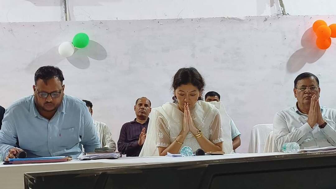 गुणवत्तापूर्ण शिक्षा से ही बढ़ेगी विद्यालयों में छात्रों की उपस्थिति
जहानाबाद : अब्दुलबारी नगर भवन में मंगलवार को जिला पदाधिकारी छिरिड वाई भूटिया की अध्यक्षता में ‘बेहतर गुणवत्तापूर्ण शिक्षा की ओर’ विषय पर जिला स्तरीय कार्यशाला आयोजित की गई। इसमें जिले के सभी 100 उच्च विद्यालयों के प्रधानाध्यापकों ने भाग लिया। कार्यशाला का उद्देश्य विद्यालयों में शिक्षण व्यवस्था को मजबूत करने के साथ छात्रों की उपस्थिति बढ़ाना था।
जिला पदाधिकारी ने कहा कि विद्यालयों में बच्चों की उपस्थिति तभी बढ़ेगी, जब वे रुचि और उत्साह के साथ स्कूल आएंगे। इसके लिए गुणवत्तापूर्ण शिक्षा जरूरी है। उन्होंने विद्यालय प्रधानों को शिक्षा व्यवस्था में सुधार के लिए 11 आयामों पर अनिवार्य रूप से काम करने का निर्देश दिया। साथ ही कहा कि प्रधानाध्यापक केवल प्रशासनिक प्रमुख नहीं, बल्कि कुशल प्रबंधक की भूमिका निभाएं। उनके प्रदर्शन की नियमित समीक्षा की जाएगी।
कार्यशाला में दैनिक छात्र-शिक्षक उपस्थिति की निगरानी, कक्षा प्रबंधन, विद्यालय संसाधनों का बेहतर उपयोग, खेल एवं पाठ्येतर गतिविधियां, शिक्षक-अभिभावक बैठक, शैक्षणिक अनुश्रवण, विषयवार शिक्षकों का समुचित उपयोग, छात्र नेतृत्व विकास सहित विभिन्न बिंदुओं पर चर्चा हुई। छात्रों के नियमित मूल्यांकन के लिए साप्ताहिक परीक्षा कराने का भी निर्देश दिया गया।
प्रधानाध्यापकों को प्रत्येक विद्यालय में चार सदन गठित कर उनके बीच प्रतियोगिताएं कराने की जानकारी दी गई। हेड बॉय और हेड गर्ल की व्यवस्था के माध्यम से विद्यार्थियों में नेतृत्व क्षमता विकसित करने पर भी जोर दिया गया। कक्षा में शिक्षकों की कमी की स्थिति में ‘सब्जेक्ट बास्केट’ के माध्यम से उपलब्ध शिक्षकों से अन्य विषयों की कक्षाएं संचालित कराने की बात कही गई।
तकनीक आधारित शिक्षा को बढ़ावा देने के लिए फिलो ऐप के उपयोग पर विशेष जोर दिया गया। विद्यार्थियों को पढ़ाई से जुड़ी समस्याओं के समाधान के लिए इसका उपयोग कराने तथा शिकायत की स्थिति में विद्यार्थी सहयोग पोर्टल पर शिकायत दर्ज कराने की जानकारी दी गई।
जिला पदाधिकारी ने सीएसआर के माध्यम से विद्यार्थियों को स्वेटर, जूते और मोजे उपलब्ध कराने का प्रयास करने की बात कही। भवन या पर्याप्त कक्ष नहीं रखने वाले विद्यालयों का आकलन कर उन्हें दो पालियों में संचालित करने का निर्देश जिला शिक्षा पदाधिकारी को दिया गया। उन्होंने कहा कि सभी 11 आयामों पर शत-प्रतिशत काम होना चाहिए। स्वयं विद्यालयों का औचक निरीक्षण कर व्यवस्था की जांच करेंगी। लापरवाही मिलने पर कार्रवाई की चेतावनी दी गई।
उन्होंने बताया कि आगे सभी प्रखंडों में मध्य एवं प्राथमिक विद्यालयों के प्रधानाध्यापकों के लिए भी इसी तरह की कार्यशालाएं आयोजित की जाएंगी। कार्यशाला के अंत में प्रधानाध्यापकों के बीच क्विज प्रतियोगिता कराकर उनके ज्ञान और समझ का आकलन किया गया।
इस अवसर पर जिला शिक्षा पदाधिकारी सुरेंद्र कुमार, जिला कार्यक्रम पदाधिकारी स्थापना रमेश कुमार पाल, जिला कार्यक्रम पदाधिकारी गोविंद कुमार, सभी प्रखंड शिक्षा पदाधिकारी, 100 उच्च विद्यालयों के प्रधानाध्यापक तथा शिक्षा विभाग के पदाधिकारी व कर्मी उपस्थित थे।