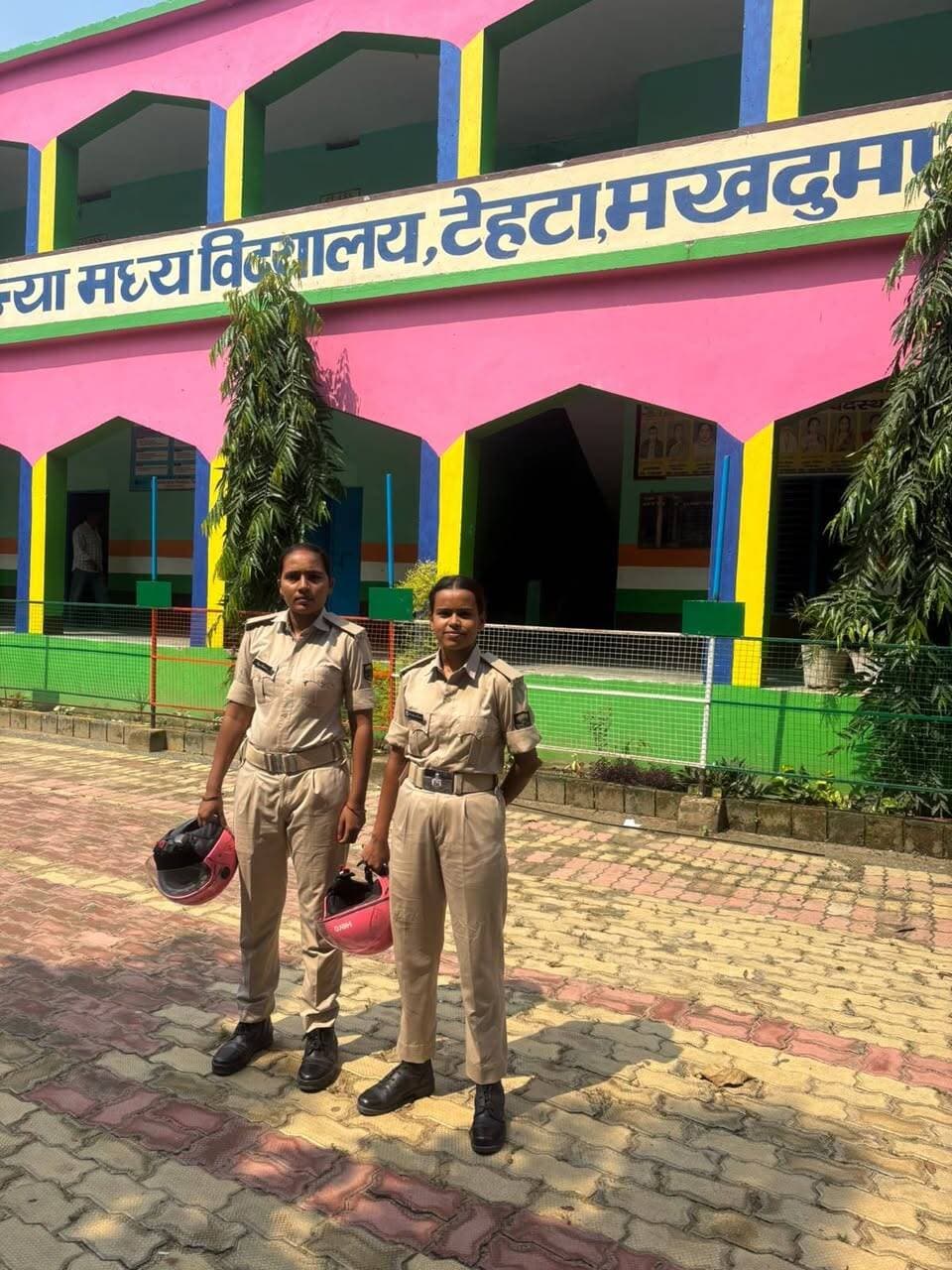 साइबर अपराध से बचाव को लेकर छात्रों को किया जागरूक
जहानाबाद : जहानाबाद जिले के विभिन्न थाना क्षेत्रों में पुलिस की ओर से चलाए जा रहे जागरूकता अभियान के तहत पुलिस दीदी ने विद्यालयों एवं शैक्षणिक संस्थानों में छात्र-छात्राओं को महत्वपूर्ण जानकारियां दीं। इस दौरान विद्यार्थियों को साइबर अपराध से बचाव, इंटरनेट के सुरक्षित उपयोग, सड़क सुरक्षा, नशामुक्त जीवन और महिला सशक्तीकरण के संबंध में विस्तार से बताया गया।
पुलिस दीदी ने छात्रों को साइबर ठगी से बचने के लिए अनजान लिंक पर क्लिक नहीं करने, किसी के साथ ओटीपी, पासवर्ड एवं बैंक संबंधी गोपनीय जानकारी साझा नहीं करने की सलाह दी। साथ ही इंटरनेट और सोशल मीडिया का सुरक्षित एवं जिम्मेदारी के साथ इस्तेमाल करने के लिए प्रेरित किया गया।
अभियान के दौरान सड़क पर यातायात नियमों का पालन करने, हेलमेट व सीट बेल्ट के उपयोग तथा नशे से दूर रहने के प्रति भी जागरूक किया गया। छात्राओं को उनके अधिकारों और महिला सशक्तीकरण से जुड़े विषयों की जानकारी देते हुए किसी भी प्रकार की समस्या होने पर पुलिस से संपर्क करने के लिए प्रेरित किया गया।