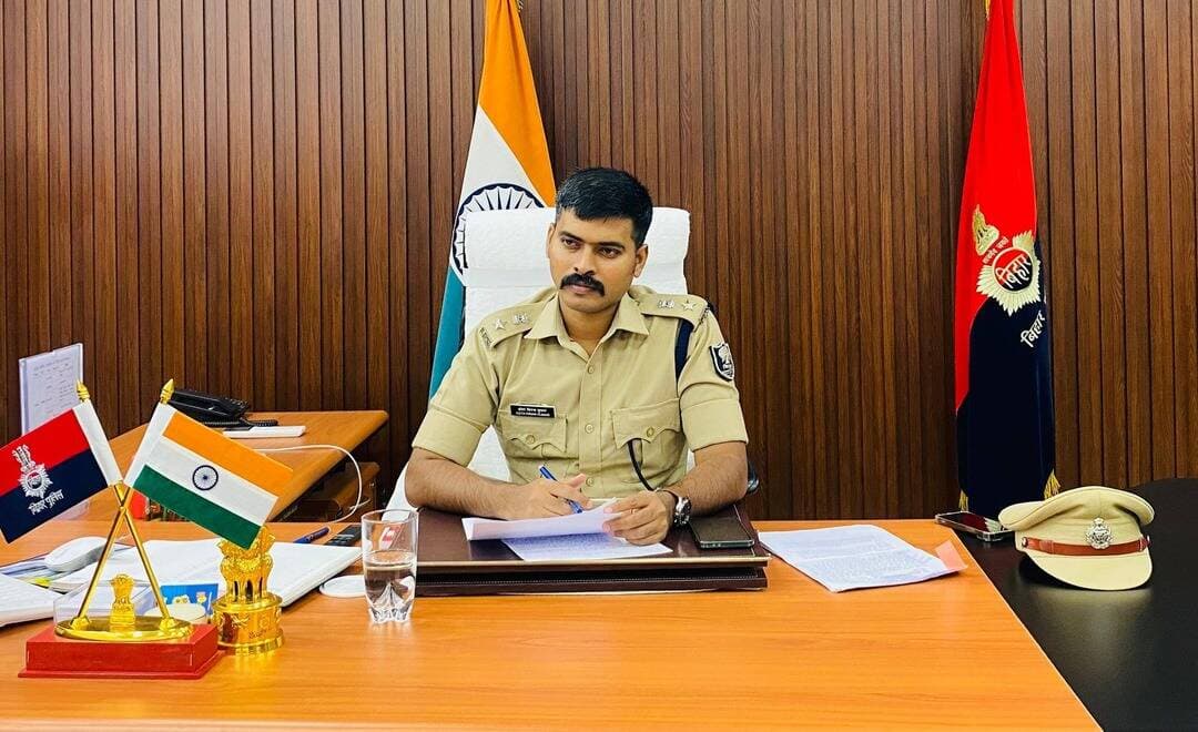 एसपी के जनता दरबार में सुनी गईं आमजनों की शिकायतें, त्वरित समाधान के दिए निर्देश
एसपी के जनता दरबार में सुनी गईं शिकायतें
जहानाबाद : पुलिस अधीक्षक कोटा किरण कुमार ने मंगलवार को जनता दरबार आयोजित कर आमजनों की शिकायतें सुनीं। जिले के विभिन्न क्षेत्रों से लोग अपनी समस्याओं को लेकर जनता दरबार में पहुंचे। एसपी ने प्रत्येक फरियादी की समस्या को ध्यानपूर्वक सुना और संबंधित मामलों की जानकारी ली।
उन्होंने शिकायतों के त्वरित एवं नियमानुसार समाधान के लिए संबंधित पुलिस पदाधिकारियों को आवश्यक निर्देश दिए। एसपी ने अधिकारियों को आमजनों की शिकायतों को गंभीरता से लेते हुए समयबद्ध तरीके से कार्रवाई सुनिश्चित करने को कहा। जनता दरबार में पहुंचे लोगों ने अपनी समस्याओं के समाधान के लिए एसपी के समक्ष अपनी बात रखी।