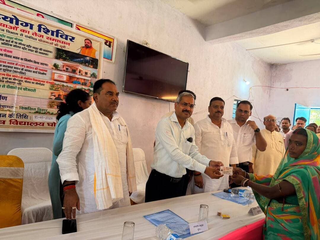 घोषैठ हाई स्कूल में आयोजित सहयोग शिविर का आयुक्त, मुंगेर प्रमंडल द्वारा निरीक्षण
आज दिनांक 15.09.2026 को घोषैठ ग्राम पंचायत अंतर्गत हाई स्कूल, घोषैठ परिसर में आयोजित सहयोग शिविर का श्री प्रेम सिंह मीणा आयुक्त, मुंगेर प्रमंडल द्वारा निरीक्षण किया गया। निरीक्षण के दौरान सहयोग शिविर का अवलोकन किया गया तथा आमजनों को उपलब्ध कराई जा रही विभिन्न सरकारी सेवाओं एवं योजनाओं की जानकारी ली गई। उन्होंने संबंधित पदाधिकारियों को निर्देश दिया कि शिविर में आने वाले आम नागरिकों की समस्याओं एवं आवेदनों का प्राथमिकता के आधार पर निष्पादन सुनिश्चित किया जाए तथा पात्र लाभुकों को सरकार की जनकल्याणकारी योजनाओं का लाभ उपलब्ध कराया जाए।
इस अवसर पर आयुक्त, मुंगेर प्रमंडल द्वारा शिविर में उपस्थित आम जनता को संबोधित करते हुए सरकार द्वारा संचालित विभिन्न कल्याणकारी योजनाओं एवं जनोपयोगी सेवाओं का लाभ लेने के लिए जागरूक किया गया। उन्होंने आमजनों से अपनी पात्रता के अनुसार संबंधित योजनाओं का लाभ उठाने की अपील की।
कार्यक्रम के दौरान आयुक्त, मुंगेर प्रमंडल द्वारा लाभुकों के बीच विभिन्न प्रमाण-पत्र का वितरण किया गया। इनमें जन्म प्रमाण-पत्र, मृत्यु प्रमाण-पत्र, ई-श्रम प्रमाण-पत्र, जॉब कार्ड, वंशावली प्रमाण-पत्र एवं आयुष्मान कार्ड शामिल रहे।
सहयोग शिविर के माध्यम से ग्रामीण क्षेत्र के लोगों को एक ही स्थान पर विभिन्न सरकारी सेवाओं एवं योजनाओं से संबंधित सुविधाएं उपलब्ध कराई गईं। अधिकारियों ने आमजनों की समस्याओं को सुना तथा उनके समाधान हेतु आवश्यक दिशा-निर्देश दिए।
इस कार्यक्रम के अवसर पर माननीय विधायक सूर्यगढ़ा विधानसभा श्री रामानंद मंडल, उप विकास आयुक्त श्री सुमित कुमार, अनुमंडल पदाधिकारी श्री प्रभाकर कुमार, जिला शिक्षा पदाधिकारी श्री यदुवंश राम, जिला कल्याण पदाधिकारी श्री अश्विनी कुमार चौबे, नजारत उपसमाहर्ता सुश्री प्राची कुमारी सहित विभिन्न विभागों के जिला एवं प्रखंड स्तरीय पदाधिकारी उपस्थित रहे।
#CMOBihar
#DM_Lakhisarai
#ADM_Lakhisarai
#GovernmentSchemes
Information & Public Relations Department, Government of Bihar