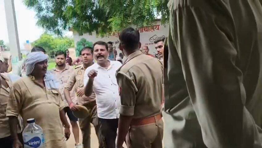 कोटे की दुकान के प्रस्ताव को लेकर विवाद, रिश्तेदार के पक्ष में प्रक्रिया प्रभावित करने का आरोप, ग्रामीणों ने एडीओ पंचायत पर लगाया पद के दुरुपयोग का आरोप, निष्पक्ष प्रक्रिया कराने की मांग
आजमगढ़
https://abckhabar.in/?p=8341