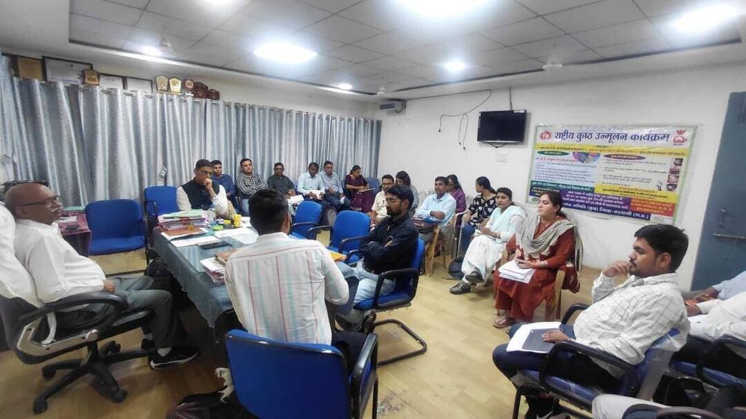 कुष्ठ मुक्त जिले के लक्ष्य को लेकर घर-घर दस्तक, 16 सितंबर से शुरू होगा कुष्ठ रोग खोज अभियान’
-------
8 अक्टूबर तक चलेगा अभियान, जिले में 1,245 सर्वे दल घर-घर पहुंचकर करेंगे संभावित मरीजों की पहचान’
बड़वानी 15 सितम्बर 2026/जिले को कुष्ठ रोग से मुक्त बनाने के लक्ष्य को लेकर राष्ट्रीय कुष्ठ उन्मूलन कार्यक्रम के अंतर्गत 16 सितंबर से 8 अक्टूबर 2026 तक कुष्ठ रोग खोज अभियान’ चलाया जाएगा। अभियान के दौरान जिले में कुल 1,245 सर्वे दल गठित किए गए हैं, जो विभिन्न क्षेत्रों में घर-घर पहुंचकर परिवार के सदस्यों का स्वास्थ्य सर्वे करेंगे तथा कुष्ठ रोग के संभावित लक्षण वाले व्यक्तियों की पहचान करेंगे।
मुख्य चिकित्सा एवं स्वास्थ्य अधिकारी ’डॉ. जयपाल सिंह ठाकुर’ के मार्गदर्शन में आयोजित होने वाले इस अभियान के तहत 1,245 सर्वे दल निर्धारित क्षेत्रों में जाकर प्रत्येक घर के सदस्यों से स्वास्थ्य संबंधी जानकारी लेंगे। सर्वे के दौरान कुष्ठ रोग के संभावित लक्षण पाए जाने पर संबंधित व्यक्ति की आवश्यक जांच कर आगे की जांच एवं उपचार के लिए स्वास्थ्य संस्था पर भेजा जाएगा।
’जिला कुष्ठ अधिकारी डॉ. अतुल राठौड़ ने बताया कि’ राष्ट्रीय कुष्ठ उन्मूलन कार्यक्रम के तहत जिले में नियमित रूप से कुष्ठ रोग खोज अभियान चलाया जाता है। इस अभियान का मुख्य उद्देश्य ऐसे कुष्ठ रोगियों की समय पर पहचान करना है, जिनमें बीमारी के शुरुआती लक्षण मौजूद हैं और जिनका अभी तक उपचार शुरू नहीं हुआ है। समय पर पहचान और उपचार से बीमारी को नियंत्रित करने के साथ ही कुष्ठ रोग से होने वाली जटिलताओं एवं विकलांगता को भी रोका जा सकता है।
डॉ. राठौड़ ने बताया कि ’त्वचा पर हल्के या तांबे के रंग के ऐसे दाग, जिनमें संवेदना कम या समाप्त हो गई हो’, कुष्ठ रोग का संभावित लक्षण हो सकता है। इसके अलावा हाथ-पैर में सुन्नपन, झुनझुनी, कमजोरी अथवा नसों में मोटापन जैसे लक्षण भी कुष्ठ रोग के संकेत हो सकते हैं। ऐसे लक्षण दिखाई देने पर घबराने या बीमारी को छिपाने के बजाय स्वास्थ्यकर्मियों को इसकी जानकारी देकर जांच करवानी चाहिए।
अभियान के दौरान स्वास्थ्य विभाग की सर्वे टीमों द्वारा आमजन को कुष्ठ रोग के लक्षण, उपचार एवं बचाव के संबंध में जागरूक भी किया जाएगा। विभाग ने जिलेवासियों से अपील की है कि जब ’1,245 सर्वे दलों में शामिल स्वास्थ्यकर्मी’ उनके घर पहुंचे तो उन्हें आवश्यक जानकारी देकर सहयोग करें। परिवार के किसी सदस्य में कुष्ठ रोग के संभावित लक्षण दिखाई देने पर इसकी जानकारी सर्वे टीम को जरूर दें।
’समय पर पहचान, शीघ्र उपचार और जनसहयोग के माध्यम से कुष्ठ रोग पर प्रभावी नियंत्रण’ किया जा सकता है। स्वास्थ्य विभाग ने जिलेवासियों से अभियान को सफल बनाने में सक्रिय सहयोग की अपील की है।