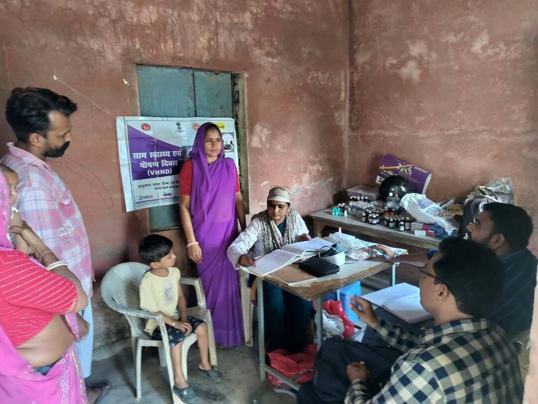 मलेरिया टीम द्वारा भिलवाडियां, पीपल्दा, कुडायथा का भ्रमण
----
कलेक्टर सुश्री शीला दाहिमा एवं जिला मलेरिया अधिकारी डॉ. एसएन बिंदल के निर्देशन में एमटीएस श्री अरविन्द गर्ग द्वारा विकासखंड श्योपुर-बड़ौदा के ग्राम भिलवाड़िया, पीपल्दा एवं कुड़ायथा का भ्रमण किया गया।
भ्रमण के दौरान ग्राम पीपल्दा में आशा कार्यकर्ता द्वारा 48 घरों में फीवर एवं लार्वा सर्वे किया गया। बुखार से पीड़ित 05 मरीजों की आर.डी.टी. किट से जांच की गई, जिसमें सभी मरीजों की मलेरिया जांच निगेटिव पाई गई। लार्वा सर्वे के दौरान 02 घरों में मच्छरों का लार्वा पाए जाने पर तत्काल नष्टीकरण कराया गया।
एम.टी.एस. श्री अरविन्द गर्ग द्वारा भ्रमण के दौरान टीकाकरण सत्र स्थल पर आशा कार्यकर्ता, ए.एन.एम. एवं सी.एच.ओ. से संपर्क कर उनके द्वारा किए जा रहे मलेरिया संबंधी कार्यों की समीक्षा की गई।
इस दौरान ग्रामीणों को मलेरिया से बचाव एवं नियंत्रण के संबंध में विस्तृत जानकारी देते हुए बताया गया कि मलेरिया संक्रमित मादा एनोफिलीज मच्छर के काटने से फैलता है। अतः घर एवं घर के आसपास अनावश्यक रूप से पानी जमा न होने दें। घर की पानी की टंकी एवं कूलर की प्रत्येक सप्ताह सफाई करें। बुखार आने पर तुरंत खून की जांच करवाएं तथा मच्छरों से बचाव के लिए सोते समय मच्छरदानी का नियमित उपयोग करें।
-
CM Madhya Pradesh
Jansampark Madhya Pradesh
Directorate of Health Services, Madhya Pradesh
#JansamparkMP
#sheopur