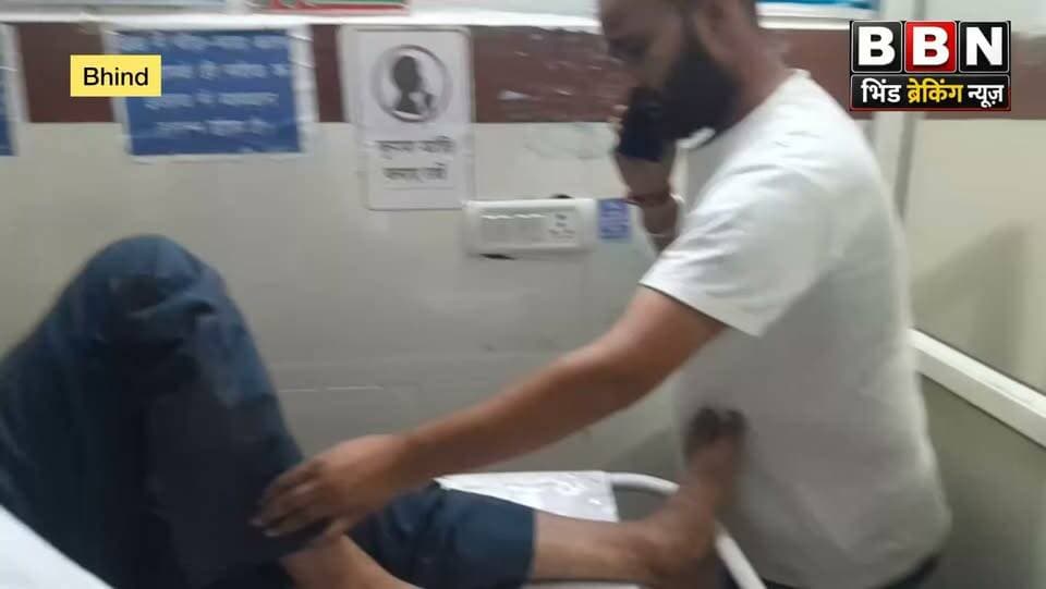 आकाशीय बिजली गिरने से 57 वर्षीय युवक झुलसा, ग्वालियर रेफर
भिंड। मंगलवार दोपहर करीब 3 बजे टिकरी गांव के पास आकाशीय बिजली गिरने से बाइक सवार 57 वर्षीय सुभाष चंद्र जैन पुत्र गुंदरी लाल जैन झुलस गए। वह अपने गांव कनहुआपुरा से बाइक से भिंड आ रहे थे। हादसे के बाद परिजन उन्हें जिला अस्पताल लेकर पहुंचे, जहां प्राथमिक उपचार के बाद हालत को देखते हुए डॉक्टरों ने उन्हें ग्वालियर रेफर कर दिया।