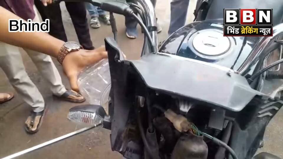 बाइक में छिपा बैठा था सांप का बच्चा, हाथ पर आते ही घबराया चालक; पत्नी समेत सड़क पर गिरा
भिंड। शहर की हाउसिंग कॉलोनी स्थित शहीद चौक पर मंगलवार को उस समय हड़कंप मच गया, जब चलती बाइक में से अचानक सांप का बच्चा निकलकर चालक के हाथ पर आकर बैठ गया। सांप को देखते ही बाइक चालक घबरा गया और संतुलन बिगड़ने से बाइक सड़क पर गिर गई। हादसे में बाइक चालक और उसके साथ बैठी पत्नी भी सड़क पर गिर पड़े।
जानकारी के अनुसार सचिन राजावत, निवासी उमरी क्षेत्र, अपनी पत्नी के साथ बाइक से भिंड बाजार करने आए थे। बताया जा रहा है कि शहीद चौक के पास बाइक चलाते समय अचानक बाइक के अंदर छिपा सांप का बच्चा बाहर निकला और चालक के हाथ पर आकर बैठ गया। सांप को देखते ही चालक घबरा गया और आनन-फानन में बाइक का संतुलन बिगड़ गया, जिससे दोनों बाइक समेत सड़क पर गिर पड़े।
घटना के बाद मौके पर लोगों की भीड़ जमा हो गई। बाइक में सांप का बच्चा कहां से आया और वह कितनी देर से बाइक के अंदर छिपा था, यह स्पष्ट नहीं हो सका।