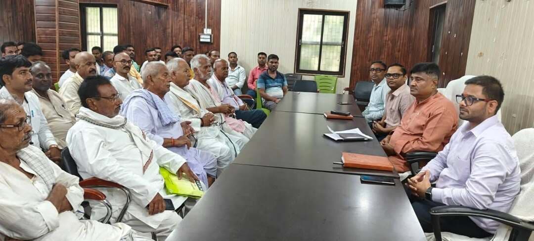 पीडीएस दुकानदारों को पारदर्शिता के साथ राशन वितरण का कांटी विधायक ई.अजीत कुमार ने दिए निर्देश, हकमारी करने वालों पर होगी कार्रवाई
कांटी प्रखंड मुख्यालय स्थित प्रमोद सभागार भवन में मंगलवार को कांटी विधायक सह पूर्व मंत्री ई. अजीत कुमार ने जन वितरण प्रणाली दुकानदारों के साथ बैठक की। बैठक में राशन वितरण व्यवस्था, लाभुकों को समय पर खाद्यान्न उपलब्ध कराने तथा जन वितरण प्रणाली में पारदर्शिता बनाए रखने को लेकर विस्तार से चर्चा की गई।
विधायक ने स्पष्ट कहा कि गरीबों के हक का अनाज किसी भी स्थिति में नहीं रोका जाना चाहिए। गरीब एवं जरूरतमंद लाभुकों का शोषण या हकमारी किसी भी कीमत पर बर्दाश्त नहीं की जाएगी। उन्होंने कहा कि लाभुकों के अधिकार में कटौती या अनियमितता करने वाले लोगों के खिलाफ कड़ी कार्रवाई की जाएगी।
उन्होंने सभी पीडीएस दुकानदारों से सरकार द्वारा निर्धारित नियमों के अनुरूप ईमानदारी और पारदर्शिता के साथ राशन वितरण करने की अपील की। कहा कि जन वितरण प्रणाली सरकार की महत्वपूर्ण व्यवस्था है, जिसका सीधा लाभ गरीब और जरूरतमंद परिवारों तक पहुंचता है। इसलिए इसमें किसी प्रकार की अनियमितता या शिकायत को गंभीरता से लिया जाएगा।
विधायक ने दुकानदारों को लाभुकों के साथ उचित व्यवहार करने तथा राशन वितरण में किसी तरह की मनमानी नहीं करने का निर्देश दिया। साथ ही उन्होंने कहा कि दुकानदारों के साथ अधिकारियों द्वारा दुर्व्यवहार या किसी प्रकार की उगाही भी बर्दाश्त नहीं की जाएगी।
मौके पर बीडीओ किशन चंद्रयान, सीओ मुकेश कुमार, एमओ उमेश कुमार, सहायक गोदाम प्रबंधक उज्ज्वल कुमार समेत क्षेत्र के विभिन्न पंचायतों के पीडीएस दुकानदार मौजूद थे।