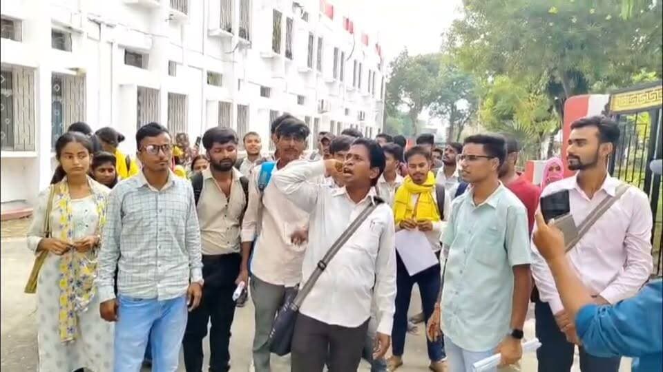 रिजल्ट में गड़बड़ी एवं उत्तर पुस्तिका उपलब्ध कराने की मांग को लेकर पीजी छात्रों ने निकाला जुलूस