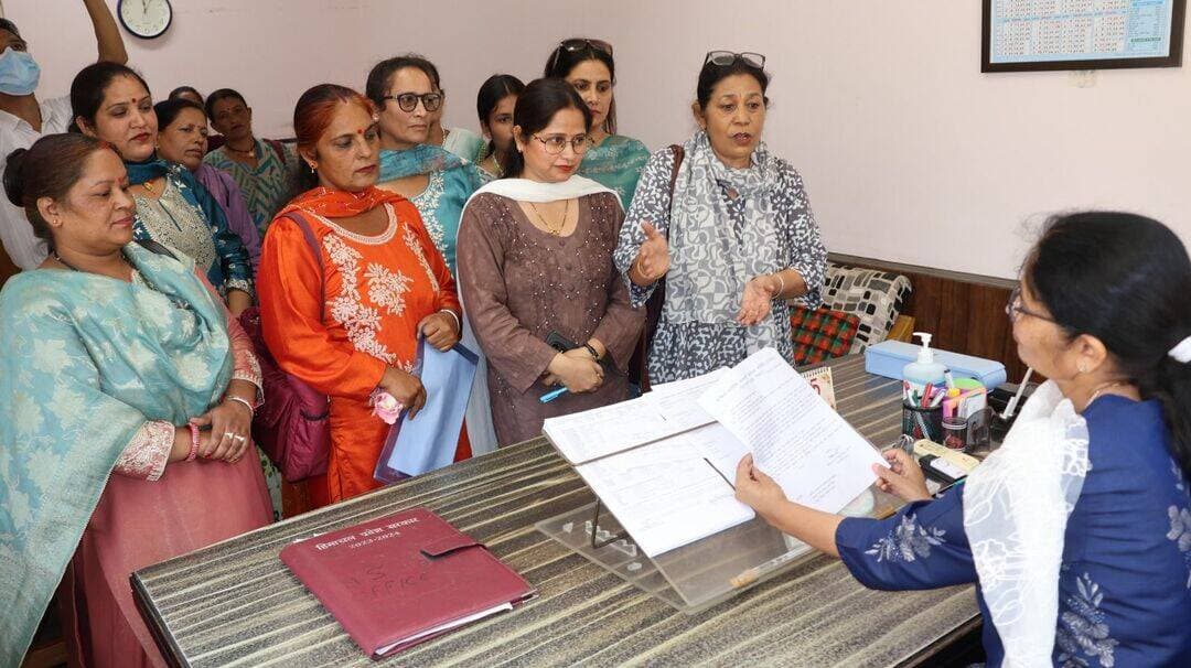 क्षेत्रीय अस्पताल कुल्लू में खराब पड़ी एक्स-रे मशीन जल्द ठीक करने की मांग
मरीजों को मजबूरन निजी अस्पतालों में करवाने पड़ रहे एक्स-रे, मुख्य मंत्री एवं स्वास्थ्य मंत्री को चिकित्सा अधीक्षक के माध्यम से सौंपा ज्ञापन
Kullu Times
जिला कुल्लू मुख्यालय स्थित क्षेत्रीय अस्पताल कुल्लू में अगस्त महीने से एक्स-रे मशीन खराब होने के कारण मरीजों को भारी परेशानियों का सामना करना पड़ रहा है। एक्स-रे जैसी जरूरी जांच के लिए मरीजों को मजबूरन निजी अस्पतालों और जांच केंद्रों में जाना पड़ रहा है, जिससे उन पर अतिरिक्त आर्थिक बोझ पड़ रहा है।इसी समस्या को लेकर अखिल भारतीय जनवादी महिला समिति, जिला कमेटी कुल्लू के प्रतिनिधिमंडल ने अध्यक्ष ममता नेगी के नेतृत्व में चिकित्सा अधीक्षक से मुलाकात कर ज्ञापन सौंपा और एक्स-रे मशीन को जल्द ठीक करवाने की मांग रखी। इस दौरान कुब्जा, रमा, कांता, बरेस्ती, पुष्पा, गोदावरी और सुनीता सहित समिति के सदस्य मौजूद रहे।अध्यक्ष ममता नेगी ने कहा कि क्षेत्रीय अस्पताल कुल्लू में एक्स-रे मशीन का इतने लंबे समय से खराब रहना बेहद चिंता का विषय है। सरकारी अस्पताल में इलाज की उम्मीद लेकर आने वाले मरीजों को जरूरी जांच के लिए निजी अस्पतालों का रुख करना पड़ रहा है, जिससे गरीब और दूरदराज के क्षेत्रों से आने वाले मरीजों पर अतिरिक्त आर्थिक बोझ पड़ रहा है। उन्होंने कहा कि क्षेत्रीय अस्पताल कुल्लू में कुल्लू के अलावा मंडी, लाहौल-स्पीति और चंबा के पांगी क्षेत्र से भी मरीज उपचार के लिए पहुंचते हैं, इसलिए यहां एक्स-रे जैसी जरूरी सुविधा हर समय उपलब्ध रहनी चाहिए। चिकित्सा अधीक्षक ने समिति को दो सप्ताह के भीतर एक्स-रे मशीन ठीक करवाने का आश्वासन दिया है। उन्होंने कहा कि यदि तय समय में मशीन ठीक नहीं हुई तो समिति आम जनता को लामबंद करते हुए लोकतांत्रिक तरीके से प्रदर्शन करेगी।
समिति की सचिव ने कहा कि मरीजों की परेशानी को देखते हुए मशीन को जल्द ठीक करवाना बेहद जरूरी है। सरकारी अस्पताल में जरूरी जांच सुविधा बंद रहने से आम जनता को परेशानी उठानी पड़ रही है।अखिल भारतीय जनवादी महिला समिति ने कहा कि यदि दो सप्ताह के भीतर एक्स-रे मशीन ठीक नहीं की गई, तो आम जनता को लामबंद कर लोकतांत्रिक तरीके से प्रदर्शन एवं आंदोलन किया जाएगा।