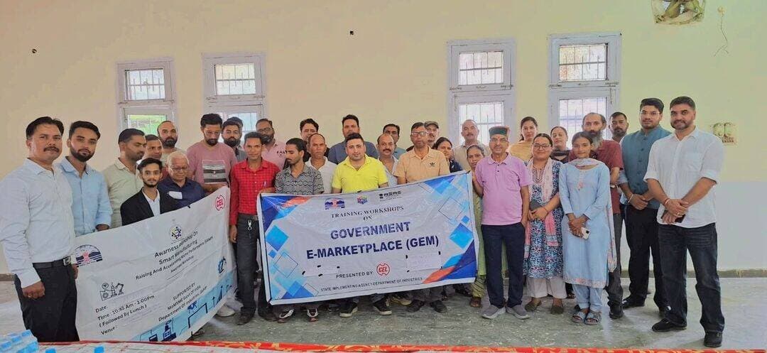 स्मार्ट मैन्युफैक्चरिंग एवं जेम-सीपीपी पोर्टल पर उद्यमियों को दी जानकारी
शमशी में रैंप कार्यक्रम के तहत एक दिवसीय कार्यशाला आयोजित, 45 उद्यमियों ने लिया भाग
Kullu Times
उद्योग विभाग, हिमाचल प्रदेश सरकार द्वारा रैंप कार्यक्रम के अंतर्गत सूक्ष्म, लघु एवं मध्यम उद्यमों (एमएसएमई) की प्रतिस्पर्धात्मकता और बाजार पहुंच बढ़ाने के उद्देश्य से शमशी औद्योगिक क्षेत्र, जिला कुल्लू में “स्मार्ट मैन्युफैक्चरिंग एवं जेम व सीपीपी पोर्टल” विषय पर एक दिवसीय कार्यशाला आयोजित की गई। कार्यशाला में लगभग 45 उद्यमियों ने भाग लिया।
कार्यशाला में जिला उद्योग केंद्र से अनुज कुमार ने मुख्य अतिथि के रूप में शिरकत की। उन्होंने उद्यमियों से कार्यशाला का अधिक से अधिक लाभ उठाने तथा आधुनिक तकनीक एवं डिजिटल प्लेटफॉर्म अपनाकर अपने व्यवसाय को अधिक सक्षम और प्रतिस्पर्धी बनाने का आह्वान किया।
कार्यशाला के प्रथम सत्र में संजीव शर्मा ने स्मार्ट मैन्युफैक्चरिंग विषय पर विस्तृत जानकारी दी। उन्होंने उद्योग 4.0, ऑटोमेशन, इंटरनेट ऑफ थिंग्स (IoT), डेटा आधारित निर्णय लेने की प्रक्रिया, आधुनिक तकनीकों के उपयोग तथा लागत अनुकूलन जैसे महत्वपूर्ण विषयों को उदाहरणों सहित समझाया।
दूसरे सत्र में ईशांत डोगरा ने गवर्नमेंट ई-मार्केटप्लेस (GeM) एवं सीपीपी पोर्टल के संबंध में जानकारी प्रदान की। उन्होंने उद्यमियों को पोर्टल पर पंजीकरण, ऑनबोर्डिंग, बोली प्रक्रिया, आवश्यक दस्तावेज, एमएसएमई के लिए उपलब्ध प्रावधानों तथा सरकारी खरीद प्रक्रिया से जुड़ी महत्वपूर्ण जानकारियां दीं।
कार्यशाला के दौरान रैंप टीम द्वारा उद्यमियों को आवश्यक तकनीकी सहायता एवं मार्गदर्शन भी प्रदान किया गया। कार्यशाला का उद्देश्य उद्यमियों को आधुनिक तकनीकों और डिजिटल सरकारी खरीद प्लेटफॉर्म से जोड़कर उनकी कार्यक्षमता, प्रतिस्पर्धात्मकता तथा बाजार पहुंच को बढ़ावा देना रहा।