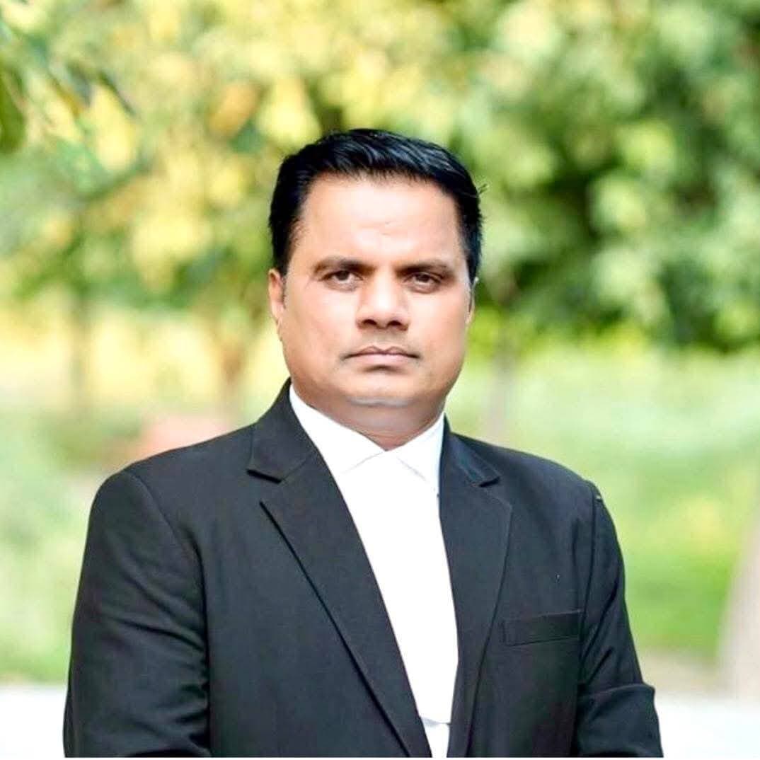 ग्रेटर नोएडा सूरजपुर कोर्ट में लाइब्रेरी हॉल में बने केबिन को लेकर विवाद, आम सभा में बड़ा फैसला
गौतमबुद्धनगर बार एसोसिएशन की आम सभा में केबिन तोड़फोड़ मामले को लेकर कड़ा रुख
ग्रेटर नोएडा के सूरजपुर स्थित जनपद दीवानी एवं फौजदारी न्यायालय में अस्थायी लाइब्रेरी हॉल में बनाए जा रहे अधिवक्ताओं के केबिन को लेकर विवाद सामने आया है।
बार एसोसिएशन की प्रेस विज्ञप्ति के मुताबिक, लाइब्रेरी हॉल में बनाए गए केबिनों को करीब 30–35 अधिवक्ताओं द्वारा तोड़-फोड़ किए जाने का आरोप लगाया गया है। मामले को लेकर 15 सितंबर को बार एसोसिएशन की आम सभा की बैठक आयोजित की गई।
आम सभा में सर्वसम्मति से तोड़फोड़ में शामिल अधिवक्ताओं के आचरण और कृत्य की निंदा करते हुए निंदा प्रस्ताव पारित किया गया।
साथ ही आगामी बार चुनाव में तोड़फोड़ में शामिल अधिवक्ताओं की उम्मीदवारी की पात्रता पर निर्णय लेने के लिए अनुशासनात्मक कमेटी गठित करने का फैसला लिया गया।
इसके अलावा लाइब्रेरी हॉल में हुई तोड़फोड़ से हुए नुकसान का आकलन कर उसकी भरपाई को लेकर भी निर्णय लेने की बात कही गई है।
📍 फिलहाल न्यायालय परिसर में शांति व्यवस्था कायम है।
#GreaterNoida #SurajpurCourt #BarAssociation #GautamBuddhNagar #BreakingNews