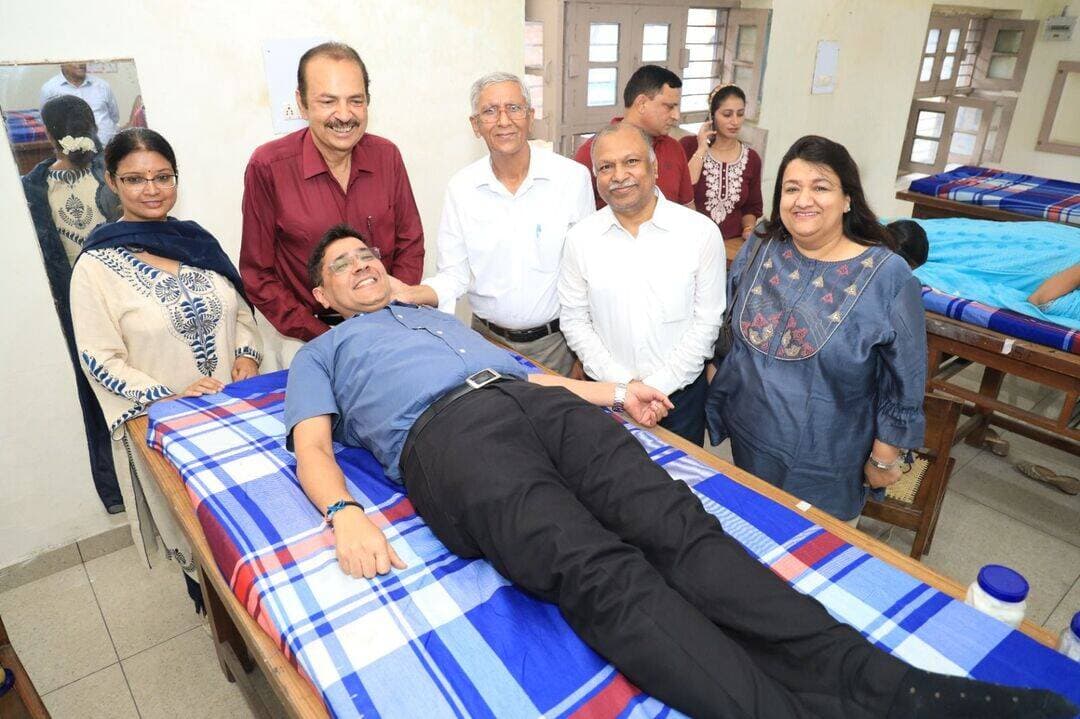 *मुकंद लाल राष्ट्रीय वरिष्ठ माध्यमिक विद्यालय, यमुनानगर में 31वां रक्तदान शिविर संपन्न*
मुकंद लाल राष्ट्रीय वरिष्ठ माध्यमिक विद्यालय, यमुनानगर में 31वां रक्तदान शिविर सेवा और उल्लास की भावना के साथ आयोजित किया गया। इस वर्ष इस आयोजन के मुख्य अतिथि के रूप में जिला यमुना नगर के अतिरिक्त डिप्टी कमिश्नर श्री नवीन आहूजा जी , और अध्यक्षता श्री नरेश उप्पल ने की इस अवसर पर डिप्टी कमिश्नर नवीन आहूजा ने स्वयं रक्तदान किया और शिविर में 114 यूनिट रक्त एकत्रित हुआ । यह रक्तदान शिविर प्रतिवर्ष सेठ मुकुंद लाल एवम् लाला सुशील चंद्रा जी की मधुर स्मृति में आयोजित किया जाता है।
जबकि विकास गुप्ता जी , रूबी गुप्ता जी , आरुषि चंद्र जी , दीपक चौहान जी और कमलप्रीत भी उपस्थित रहे। शिविर का शुभारंभ सेठ मुकंद लाल जी तथा श्री सुशील चंद्रा जी की प्रतिमाओंके समक्ष दीप प्रज्ज्वलन के साथ हुआ। उन्होंने अपनी उपस्थिति तथा अपने विचारों से रक्तदाताओं, विद्यालय सदस्यों और आयोजक विद्यार्थियों का मनोबल बढ़ाया। उन्होंने कहा कि स्वैच्छिक रक्तदान से बढ़ कर संभवतः और कोई दान नहीं।
शिविर के अंत में प्राचार्य सुरेश कुमार नरूला ने कहा कि रक्तदान न केवल कहीं किसी के जीवन की रक्षा करता है अपितु यह हमारे अंदर मानवीय संवेदनाओं और दूसरों की सेवा की भावना को भी बल प्रदान करता है। उन्होंने इस विचार का भी खंडन किया कि रक्तदान से किसी प्रकार की कमज़ोरी आती है। अंत में उन्होंने मुख्य अतिथि, सभी रक्तदाताओं, अभिभावकों, अतिथिगण, विद्यालय स्टाफ और विद्यार्थियों का धन्यवाद किया जिनके श्रम और लगन से यह शिविर सफलतापूर्ण ढंग से सम्पन्न हो पाया। मौके पर डॉक्टर रमेश , आर के गर्ग , डॉक्टर हर्ष उपस्थित रहे ।
अंत में प्रीतिभोज के साथ इस सफल शिविर का समापन हुआ।