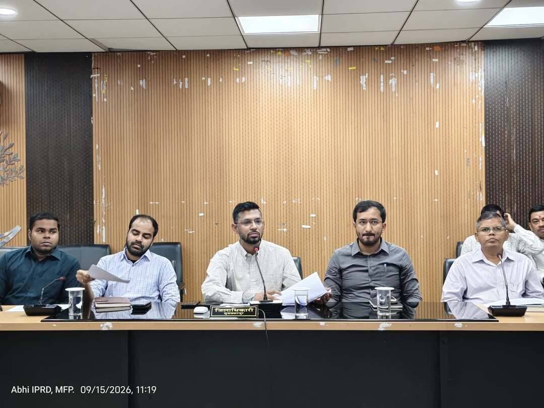 जिलाधिकारी ने सेवा संकल्प अभियान का सफलतापूर्वक संचालन करने का अधिकारियों को दिया निदेश
==========================
17 सितम्बर से 17 अक्टूबर तक उत्सवी माहौल में अभियान संचालित किया जाएगा; जिलाधिकारी ने माननीय जन-प्रतिनिधियों, छात्र-छात्राओं, शिक्षकों, प्राध्यापकों, पत्रकार बंधुओ, संस्कृतिकर्मियों सहित सभी गणमान्य व्यक्तियों से अभियान में सक्रिय रूप से भाग लेने का किया आह्वान
==========================
अभियान में सक्रिय रूप से सहभागी बनकर जनहित की सैकड़ों लोक-कल्याणकारी एवं विकासात्मक योजनाओं के जन-मानस के जीवन-स्तर में आए सकारात्मक प्रभाव का प्रत्यक्षदर्शी बनेंः जिलाधिकारी
==========================
जिलाधिकारी, मुजफ्फरपुर श्री कुमार गौरव द्वारा आज समाहरणालय स्थित सभागार में सेवा संकल्प अभियान की तैयारियों की समीक्षा की गई तथा अद्यतन स्थिति का जायजा लिया गया। पदाधिकारियों को ससमय एवं सुदृढ़ तैयारी सुनिश्चित कर अभियान को सफलतापूर्वक संचालित करने का निदेश दिया गया। उन्होंने कहा कि माननीय प्रधानमंत्री द्वारा सेवा और समर्पण के 25 वर्ष के उपलक्ष्य में सरकार के आदेश के आलोक में सेवा संकल्प अभियान का वृहद स्तर पर आयोजन किया जा रहा है। इसकी शुरूआत 17 सितम्बर, 2026 को होगी जो 17 अक्टूबर, 2026 तक लगातार चलेगा। जिलाधिकारी ने कहा कि अधिकतम जन सहभागिता से फेस्टिव इन्वायरनमेंट (उत्सवी माहौल) में इसका आयोजन किया जाएगा। आंगनवाड़ी केंद्रों, विद्यालयों, पंचायतों, गांवों, प्रखंडों, जिला सहित सभी स्तरों पर इसका आयोजन किया जाएगा। उन्होंने माननीय जन-प्रतिनिधियों, छात्र-छात्राओं, शिक्षकों, प्राध्यापकों, पत्रकार बंधुओ, संस्कृतिकर्मियों सहित सभी गणमान्य व्यक्तियों से अभियान में सक्रिय रूप से भाग लेने का आह्वान किया। उन्होंने आम जनता से अपील करते हुए कहा कि अभियान में सक्रिय सहभागी बनकर जनहित की सैकड़ों लोक-कल्याणकारी एवं विकासात्मक योजनाओं के जन-मानस के जीवन-स्तर में आए सकारात्मक प्रभाव का प्रत्यक्षदर्शी बनें।
आज की बैठक में जिलाधिकारी द्वारा सेवा संकल्प अभियान की तैयारियों की विस्तृत समीक्षा की गई। उन्होंने कहा कि इस अभियान के 12 मुख्य स्तंभ हैंः
1. आशीर्वाद का दीया (17 सितम्बर)
2. सेवा चित्रः ड्राॅईंग एवं भाषण प्रतियोगिता (24 सितम्बर से 01 अक्टूबर तक)
3. सेवा स्मरण (17 सितम्बर से 17 अक्टूबर तक, 02 अक्टूबर को विशेष मंचन)
4. आंगन का मिलन (28 सितम्बर से 30 सितम्बर तक प्रत्येक आंगनबाड़ी केन्द्र पर तीन दिन)
5. कहानी बदलाव की (17 सितम्बर से 17 अक्टूबर तक)
6. सेवा ज्योति यात्रा (17 सितम्बर से 17 अक्टूबर तक)
7. सेवा मेरा योगदान (05 अक्टूबर से 09 अक्टूबर तक)
8. सेवा सेतु अभियान (06 अक्टूबर)
9. सेवा के रंग (15 अक्टूबर)
10. हैकाॅथन एवं इनोवेशन (17 सितम्बर से 17 अक्टूबर तक)
11. जनसेवक महाकुंभ-पंचायत से पार्लियामेन्ट
12. 25 साल, 25 कहानियाँ (नेशनल अनबाॅक्सिंग) (17 सितम्बर से 17 अक्टूबर की अवधि के दौरान)
जिलाधिकारी ने कहा कि इन सभी बिन्दुओं पर वृहद तैयारी की जा रही है। थीमवार नोडल पदाधिकारियों एवं वरीय पदाधिकारियों को प्रतिनियुक्त किया गया है। साथ ही विभिन्न विभागों के पदाधिकारियों को भी संलग्न किया गया है। उन्होंने कहा कि इन सभी पदाधिकारियों के कार्यों एवं दायित्वों का स्पष्ट रूप से निर्धारण किया गया है। सभी पदाधिकारियों को निदेश दिया गया है कि अपने-अपने दायित्वों का सफलतापूर्वक निर्वहन करें। प्रखण्ड स्तर पर प्रखण्ड विकास पदाधिकारी नोडल पदाधिकारी होंगे तथा जिला स्तर पर कार्यों के नियमित पर्यवेक्षण हेतु उप विकास आयुक्त को नोडल पदाधिकारी बनाया गया है। नोडल पदाधिकारी संबंधित सभी विभागीय पदाधिकारियों से समन्वय स्थापित कर सरकार के द्वारा दिए गए दिशा-निर्देशों के अनुरूप कार्यक्रम का संचालन करेंगे।
1. आशीर्वाद का दीयाः जिलाधिकारी ने कहा कि 17 सितम्बर की संध्या में सम्पूर्ण जिला में आशीर्वाद का दीया कार्यक्रम के साथ सेवा संकल्प अभियान का शुभारंभ किया जाएगा। जिला, अनुमंडल एवं प्रखण्ड मुख्यालयों के महत्वपूर्ण स्थलों यथा सभी पंचायत सरकार भवनों, स्वास्थ्य केन्द्रों, विद्यालयों, सामुदायिक भवनों, प्रमुख टोला क्षेत्रों इत्यादि में दीया जलाया जाएगा। जिला स्तर पर 10 स्थलों का चयन किया गया है जो इस प्रकार है:- साहू पोखर, सदर अस्पताल, न्यायालय परिसर, समाहरणालय-भारत माता पार्क, जुब्बा सहनी पार्क, शहीद बैकुण्ठ शुक्ल स्मारक, गरीब स्थान, मरीन ड्राईव, सरैयागंज टावर तथा शहीद खुदीराम बोस स्मारक। इसी प्रकार प्रखण्ड विकास पदाधिकारियों द्वारा प्रखण्ड स्तर पर भी सार्वजनिक स्थल का चयन किया गया है। अधिकतम जन सहभागिता सुनिश्चित करते हुए 17 सितम्बर की संध्या में इन सभी स्थलों पर दीप प्रज्जवलन का कार्यक्रम आयोजित किया जाएगा। संबंधित विभागों के जिला स्तरीय पदाधिकारी इसके नोडल पदाधिकारी तथा उप विकास आयुक्त एवं नगर आयुक्त इसके वरीय पदाधिकारी के तौर पर प्रतिनियुक्त किए गए हैं।
2. सेवा चित्रः जिलाधिकारी ने कहा कि 24 सितम्बर से 01 अक्टूबर तक यह कार्यक्रम चलाया जाएगा। इसके तहत सभी सरकारी एवं निजी विद्यालयों में माननीय प्रधानमंत्री द्वारा 25 साल में किए गए सेवा कार्यों एवं विकसित भारत की संकल्पना पर आधारित ड्राॅईंग प्रतियोगिता एवं भाषण प्रतियोगिता का आयोजन किया जाएगा। विद्यालयों में प्रदर्शनी लगाया जाएगा। प्रतियोगिता में शामिल विजेताओं को पुरस्कृत किया जाएगा। छात्र-छात्राओं के अभिभावकों, परिवार के अन्य सदस्यों एवं ग्रामीणों को भी कार्यक्रम में आमंत्रित किया जाएगा। जिलान्तर्गत सभी महाविद्यालयों में भी इसका आयोजन किया जाएगा। जिला शिक्षा पदाधिकारी इसके नोडल पदाधिकारी नियुक्त किए गए हैं। सभी प्रखण्ड विकास पदाधिकारियों, प्रखण्ड शिक्षा पदाधिकारियों एवं अन्य को भी इस कार्यक्रम से संलग्न किया गया है।
3. सेवा स्मरणः जिलाधिकारी ने कहा कि 17 सितम्बर से 17 अक्टूबर तक इसका आयोजन होगा। विगत 25 वर्ष के सेवा कार्यों, प्रमुख जन-कल्याणकारी योजनाओं तथा बदलावों की कहानियों को नाट्य प्रस्तुति के माध्यम से जन-जन तक पहुंचाया जाएगा। विद्यालयों, महाविद्यालयों, पंचायतों, सामुदायिक केन्द्रों एवं अन्य सार्वजनिक स्थलों पर इस कार्यक्रम का आयोजन किया जाएगा। 02 अक्टूबर को विशेष मंचन किया जाएगा। जिला कला एवं संस्कृति पदाधिकारी इसके नोडल पदाधिकारी तथा उप विकास आयुक्त इसके वरीय पदाधिकारी हैं।
4. आँगन का मिलनः जिलाधिकारी ने कहा कि 28 सितम्बर से 30 सितम्बर तक आंगनबाड़ी केन्द्रों पर इसका आयोजन होगा। जिला के सभी आंगनबाड़ी केन्द्रों पर यह कार्यक्रम तीन दिन आयोजित किया जाएगा। बच्चों के साथ उनकी माताओं को भी आमंत्रित किया जाएगा। जिलाधिकारी ने कहा कि बच्चों एवं माताओं से जुड़ी पोषण, स्वास्थ्य एवं महिला विकास संबंधी योजनाओं की जानकारी सरल ढ़ंग से दी जाएगी। बच्चों के लिए आंगनबाड़ी केन्द्रों पर मनोरंजक गतिविधियों का भी आयोजन किया जाएगा। जिलाधिकारी ने कहा कि कार्यक्रम में आंगनबाड़ी सेविकाओं एवं सहायिकाओं तथा आशा दीदियों को सम्मानित किया जाएगा। लाभार्थी माताओं को भी सम्मानित किया जाएगा। जिला कार्यक्रम पदधिकारी, आईसीडीएस इस कार्यक्रम के नोडल पदाधिकारी तथा उप विकास आयुक्त इसके वरीय पदाधिकारी हैं।
5. कहानी बदलाव कीः जिलाधिकारी ने कहा कि 17 सितम्बर से 17 अक्टूबर तक यह कार्यक्रम आयोजित होगा। सरकार की योजनाओं से जिन-जिन क्षेत्रों में सकारात्मक बदलाव आया है, उससे संबंधित कहानियों को लोगों द्वारा बताया जाएगा। जिला के सोशल मीडिया एवं अन्य सभी माध्यमों से इसे नागरिक प्रक्षेत्र में प्रसारित किया जाएगा। जिला जन-सम्पर्क पदाधिकारी इसके नोडल पदाधिकारी तथा उप विकास आयुक्त इसके वरीय पदाधिकारी हैं। पीआरओ, मुजफ्फरपुर स्मार्ट सिटी, डीपीएम, जीविका, उप नगर आयुक्त, जिला शिक्षा पदाधिकारी एवं अन्य पदाधिकारियों को भी इससे संलग्न किया गया है।
6. सेवा ज्योति यात्राः जिलाधिकारी ने कहा कि 17 सितम्बर से 17 अक्टूबर तक इसका आयोजन किया जाएगा। हर गांव एवं जिला स्तर पर यह यात्रा निकाली जाएगी। लाभार्थियों द्वारा अपना अनुभव शेयर किया जाएगा। जिला कला एवं संस्कृति पदाधिकारी इसके नोडल पदाधिकारी तथा नगर आयुक्त एवं उप विकास आयुक्त इसके वरीय पदाधिकारी हैं।
7. सेवा मेरा योगदानः जिलाधिकारी ने कहा कि 05 अक्टूबर से 09 अक्टूबर तक इसका आयोजन किया जाएगा। अपने घर, मोहल्ले, गांव, स्कूल, कार्य स्थल एवं अन्य किसी भी सार्वजनिक स्थान पर सेवा की जा सकती है। 25 सेवा गतिविधियों में से स्थानीय आवश्यकता के अनुरूप गतिविधियों का आयोजन किया जाएगा। तालाबों एवं छठ घाटों की सफाई, वृक्षारोपण, स्वास्थ्य, जल संरक्षण, जन-जागरूकता एवं अन्य चयनित गतिविधियों का आयोजन किया जाएगा। उप नगर आयुक्त इसके नोडल पदाधिकारी तथा नगर आयुक्त एवं उप विकास आयुक्त इसके वरीय पदाधिकारी हैं। डीपीओ वीबी जी राम जी, जिला समन्वयक एलएसबीए, जिला युवा पदाधिकारी, जिला शिक्षा पदाधिकारी एवं अन्य को भी इस कार्यक्रम से संलग्न किया गया है।
8. सेवा सेतु अभियानः जिलाधिकारी ने कहा कि 06 अक्टूबर को सेवा सेतु अभियान चलाया जाएगा। प्रखण्ड विकास पदाधिकारियों को निदेशित किया गया है कि प्रखण्ड एवं अन्य स्तरों पर सेवा शिविरों का आयोजन करें। जिलाधिकारी ने कहा कि इन सेवा शिविरों के माध्यम से सरकार की 26 प्रमुख जन- कल्याणकारी योजनाओं का लाभ एक ही स्थान पर लोगों को मिलेगा। अधिकारियों को लाभार्थियों को योजनाओं से जोड़ने, आवेदन कराने एवं आवश्यक सहायता देने की समुचित व्यवस्था करने का निदेश दिया गया है। सभी आवेदनों का निष्पादन एवं योजनाओं का लाभ लाभुकों को उसी दिन प्राप्त करा दिया जाएगा। इसके नोडल पदाधिकारी प्रभारी पदाधिकारी जिला विकास शाखा एवं जिला सहकारिता पदाधिकारी बनाए गए हैं। उप विकास आयुक्त इसके वरीय प्रभारी पदाधिकारी रहेंगे।
9. सेवा के रंग-रंगोलीः जिलाधिकारी ने कहा कि 15 अक्टूबर को इस कार्यक्रम का आयोजन किया जाएगा। इस दिन जिले के प्रमुख सार्वजनिक स्थलों पर ह्यूमन रंगोली बनाया जाएगा। परंपरा, प्रकृति, संस्कृति, विकास एवं विकसित भारत, 2047 को रंगोली के माध्यम से दर्शाया जाएगा। जिला कला एवं संस्कृति पदाधिकारी इसके नोडल पदाधिकारी तथा नगर आयुक्त एवं उप विकास आयुक्त वरीय प्रभारी पदाधिकारी बनाए गए हैं।
10. हैकाॅथन एवं इनोवेशनः जिलाधिकारी ने कहा कि 17 सितम्बर से 17 अक्टूबर तक इसका आयोजन किया जाएगा। जिले के युवाओं, विद्यार्थियों, स्टार्टअप, प्रोफेशनल, काॅरपोरेट, इनोवेटर्स और ज़मीनी स्तर पर नये समाधान विकसित करने वाले लोगों को जोड़ने के लिए इनोवेशन प्रतियोगिता आयोजित की जाएगी। जिले के महाविद्यालय, तकनीकी संस्थानों, स्टार्टअप नेटवर्क एवं इनक्यूबेशन केंद्रों के माध्यम से ऑनलाइन आवेदन की जानकारी व्यापक रूप से पहुंचाई जाएगी। महाप्रबंधक, जिला उद्योग केन्द्र इसके नोडल पदाधिकारी तथा उप विकास आयुक्त वरीय प्रभारी पदाधिकारी बनाए गए हैं।
11. जनसेवक महाकुंभ- पंचायत से पार्लियामेंटः जिलाधिकारी ने कहा कि सरकार के स्तर से चयनित कार्यक्रमों के अनुसार इसका आयोजन किया जाएगा। इस कार्यक्रम में जनप्रतिनिधि भाग लेंगे। जिले के सभी पंचायतों से योग्य एवं सक्रिय जनप्रतिनिधियों की सूची तैयार की जाएगी। महिला, युवा, अतिपिछड़ा वर्ग, अनु. जाति एवं अनु. जनजाति के प्रतिनिधियों की सहभागिता सुनिश्चित की जाएगी। जिला पंचायत राज पदाधिकारी इसके नोडल पदाधिकारी तथा उप विकास आयुक्त वरीय प्रभारी पदाधिकारी बनाए गए हैं।
12. 25 साल, 25 कहानियाँ (नेशनल अनबाॅक्सिंग)- जिलाधिकारी ने कहा कि 17 सितम्बर से 17 अक्टूबर तक की अवधि के दौरान यह आयोजित किया जाएगा। विकास और उपलब्धियों के प्रमुख पड़ावों को दर्शाने वाले क्युरेटेड किट गणमान्य व्यक्तियों के बीच वितरित किया जाएगा। 26 प्रमुख योजनाओं/ उपलब्धियों की जानकारी रहेगी। जिला कला संस्कृति पदाधिकारी इसके नोडल पदाधिकारी तथा उप विकास आयुक्त वरीय प्रभारी पदाधिकारी बनाए गए हैं।
जिलाधिकारी ने आईसीडीएस, शिक्षा, आईपीआरडी, नगर विकास, कला एवं संस्कृति, पंचायती राज, उद्योग सहित विभिन्न विभागों के अधिकारियों को आपस में समन्वय स्थापित कर अभियान का सफल क्रियान्वयन करने का निर्देश दिया।
जिलाधिकारी ने कहा कि सेवा संकल्प अभियान के सफलतापूर्वक क्रियान्वयन हेतु नगर आयुक्त एवं उप विकास आयुक्त की अध्यक्षता में 13-सदस्यीय एक टास्कफोर्स क्रियाशील है जिसमें जिला परिवहन पदाधिकारी, जिला आपूर्ति पदाधिकारी, जिला जन-संपर्क पदाधिकारी, जिला शिक्षा पदाधिकारी सहित अन्य अधिकारी नामित किए गए हैं। यह टास्कफोर्स प्रतिदिन अभियान में प्रगति की समीक्षा करेगी।
Information & Public Relations Department, Government of Bihar