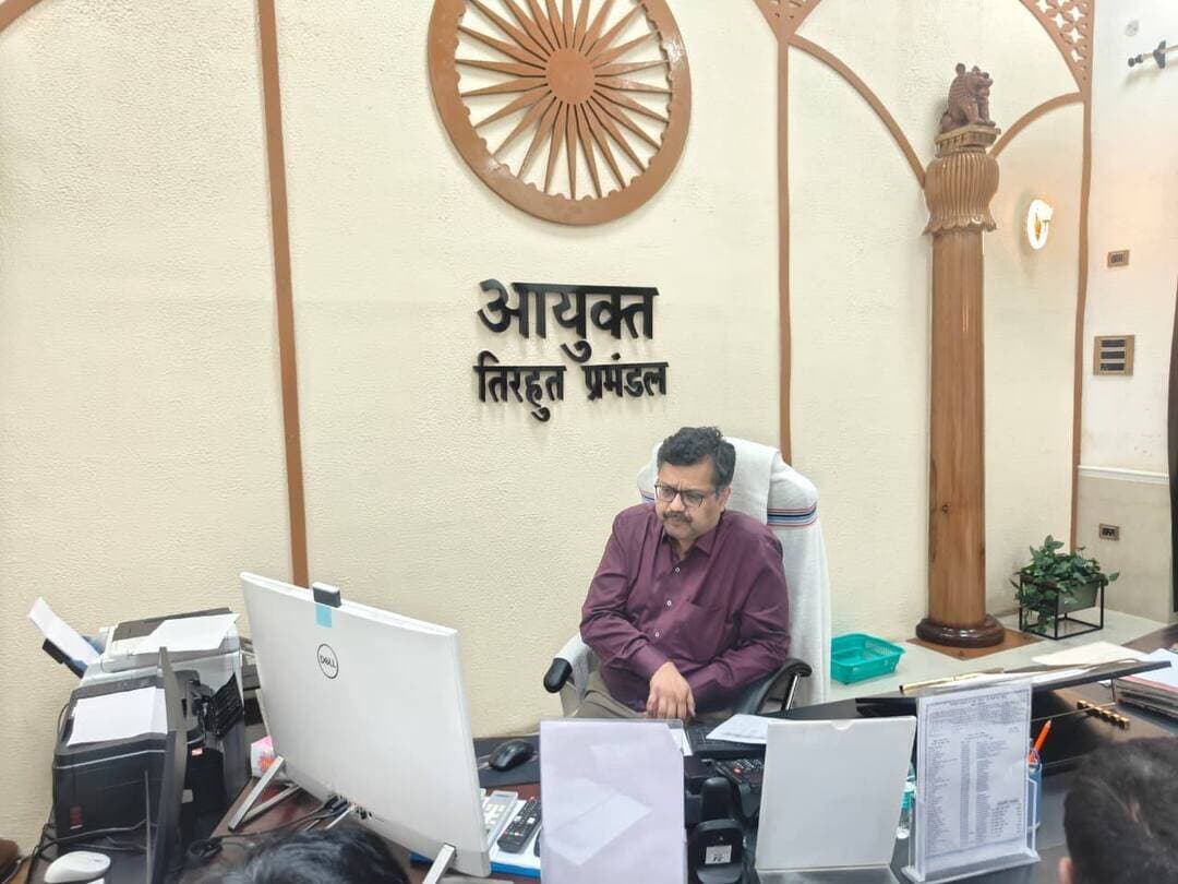 प्रमंडलीय आयुक्त ने जिलाधिकारियों एवं पुलिस अधीक्षकों को नीलाम पत्र वादों का त्वरित गति से निष्पादन कराने का दिया निदेश
-------------------------------
आयुक्त, तिरहुत प्रमंडल, मुजफ्फरपुर श्री गिरिवर दयाल सिंह ने अधिकारियों को नीलाम पत्र वादों का त्वरित गति से निष्पादन करने का निदेश दिया है। वे आज इस विषय पर वीडियो कॉन्फ़्रेंसिंग के माध्यम से आयोजित प्रमंडल-स्तरीय एक बैठक में जिला पदाधिकारियों, पुलिस अधीक्षकों एवं अन्य को संबोधित कर रहे थे।
आयुक्त द्वारा सभी छः जिलों में नीलाम पत्र वाद में प्रगति की समीक्षा की गई तथा अद्यतन स्थिति का जायजा लिया गया। उन्होंने कहा कि नीलाम पत्र वादों में सरकार के विभिन्न विभागों, बैंकों तथा अन्य एजेंसियों की बड़ी राशि निहित है। यह चिंताजनक है। प्रमंडलीय आयुक्त ने सभी समाहर्त्ताओं एवं पुलिस अधीक्षकों को निदेश दिया कि अपने-अपने जिला में अपर समाहर्त्ता एवं पुलिस उपाधीक्षक स्तर के अधिकारियों को नीलाम पत्र वाद के त्वरित निस्तारण हेतु नोडल पदाधिकारी बनाएँ। नीलाम पत्र के नोडल पदाधिकारियों को नीलाम पत्र वादों में प्रगति लाने के लिए निदेशित करें एवं वादों के निष्पादन में प्रगति की स्वयं नियमित समीक्षा करें। विभिन्न सरकारी विभागों, राष्ट्रीय बैंकों, सहकारी बैंकों एवं सरकारी लोक उपक्रमों के लंबित नीलाम पत्र वादों का तेजी से निपटारा कराएँ। विभागवार एवं बैंकवार सन्निहित राशि का विवरण संधारित रखें एवं तदनुसार कार्रवाई करें। जिले में पदस्थापित पदाधिकारियों में सर्टिफिकेट वादों का विवेकसम्यक समानुपातिक रूप से वितरण सुनिश्चित रखें ताकि उसका निष्पादन त्वरित गति से हो सके।आवश्यकतानुसार नीलाम पत्र वाद के कोर्ट की संख्या बढ़ाने हेतु अन्य पदाधिकारियों को कार्यहित में नीलाम पत्र पदाधिकारी की शक्ति प्रदान करने के लिए नियमानुसार प्रस्ताव दें।
आयुक्त ने पदाधिकारियों को बड़े बकाएदारों तथा सबसे पुराने मामलों को प्राथमिकता के आधार पर विशेष रूचि लेते हुए शीघ्र निष्पादित करने का निदेश दिया।
प्रमंडलीय आयुक्त ने सभी जिला पदाधिकारियों एवं पुलिस अधीक्षकों को महीने में कम-से-कम दो दिन नीलाम पत्र वादों में प्रगति की संयुक्त समीक्षा करने का निर्देश दिया। उन्होंने कहा कि बडी वारंट की संख्या बढ़ाएँ तथा डिस्ट्रेस वारंट का एक्ज़ेक्यूशन अच्छे ढंग से कराएँ। पुलिस अधीक्षकों को थानावार समीक्षा कर वारंट एक्ज़ेक्यूशन में लापरवाही बरतने वाले थानाध्यक्षों के विरूद्ध कार्रवाई करने का निर्देश दिया गया। सभी जिला पदाधिकारियों को अगस्त माह में नोटिस जारी नहीं करने वाले एवं कोर्ट नहीं करने वाले नीलाम पत्र अधिकारियों के विरूद्ध कार्रवाई करने का निर्देश दिया गया।
प्रमंडलीय आयुक्त द्वारा नीलाम पत्र की शक्ति प्राप्त पदाधिकारियों को सप्ताह में कम-से-कम तीन दिन कोर्ट कर वादों का तीव्र गति से नियमानुसार निष्पादन करने का निदेश दिया गया। उन्होंने कहा कि पुराने वादों में नोटिस भेजने के पश्चात भी देनदार द्वारा राशि जमा नहीं किए जाने पर राजस्व की वसूली हेतु बॉडी वारंट एवं डिस्ट्रेस वारंट निर्गत किया जाए। वारंट का विधिवत तामिला कराया जाए। स्थानीय थाना का सहयोग लिया जाए। बॉडी वारंट तथा डिस्ट्रेस वारंट लंबित नहीं रहना चाहिए। बकायेदारों से राशि की शत-प्रतिशत वसूली की जाए।
प्रमंडलीय आयुक्त ने कहा कि उनके स्तर से प्रमंडल अन्तर्गत सभी जिलों में नीलाम पत्र वादों के निष्पादन में प्रगति की नियमित समीक्षा की जा रही है। निष्पादन में किसी भी प्रकार की शिथिलता बर्दाश्त नहीं की जाएगी। उन्होंने कहा कि इन वादों का ससमय निष्पादन प्रशासनिक व्यवस्था की संवेदनशीलता एवं कार्य क्षमता बढ़ाने के लिए आवश्यक है। संबंधित पदाधिकारीगण इसके प्रति सजग, तत्पर एवं प्रतिबद्ध रहें।
इस बैठक में वीडियो कॉन्फ्रेंसिंग के माध्यम से प्रमंडलीय पुलिस उप महानिरीक्षक, प्रमंडल अंतर्गत सभी जिलों के समाहर्त्ता, पुलिस अधीक्षक, अपर समाहर्त्ता, प्रभारी पदाधिकारी नीलाम पत्र शाखा एवं अन्य भी उपस्थित थे।