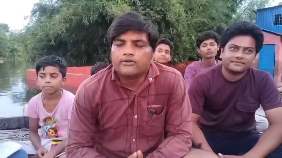 बाढ़ में डूबा कोचिंग तो नाव बनी पाठशाला… पानी के बीच किताबों से भविष्य गढ़ रहे बच्चे