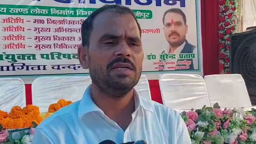 #गाजीपुर में डिप्लोमा इंजीनियर्स महासंघ और राज्य कर्मचारी संयुक्त परिषद की ओर से विशाल रक्तदान शिविर का आयोजन किया गया। जिलाधिकारी अनुपम शुक्ला ने दीप प्रज्वलित और फीता काटकर शिविर का शुभारंभ किया। इस दौरान रक्तदाताओं को प्रशस्ति पत्र और स्मृति चिन्ह देकर सम्मानित किया गया।गाजीपुर के पीडब्लूडी विभाग में आयोजित रक्तदान शिविर में बड़ी संख्या में कर्मचारी,अभियंता और सामाजिक कार्यकर्त्ताओ ने ब्लड डोनेट किया।कैम्प के आयोजक इंजीनियर सुरेंद्र प्रताप ने बताया कि यह पुनीत आयोजन पिछले करीब डेढ़ दशक से लगातार किया जा रहा है। उन्होंने सभी सहयोगी संगठनों और रक्तदाताओं का आभार जताया Ghazipur News Visheshta Vishu Vivek Singh Vicky K TODAY न्यूज़ त्रिलोकपुर गाँव गाज़ीपुर शिफा टीवी गाज़ीपुर समर्थक सुनीता सिंह Gabbar Singh Hanuman Singh Suman Singh Dilkaha A Kush Singh जनसेवक गिरि बाबा Amit Singh The Bharat Mike Ghazipur Police Reena Rajbhar Manish Singh Parth Rajput कुश सिंह Sunita Singh Gahmari शत्रुघ्न सिंह Priti Singh ऋषभ उपाध्याय पुस्तकालय मंत्री Balwantsingh Sikriwar MMC News Ghazipur #GhazipurNews #LatestNews
