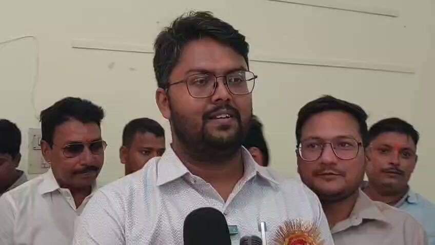 #गाजीपुर में डिप्लोमा इंजीनियर्स महासंघ और राज्य कर्मचारी संयुक्त परिषद की ओर से विशाल रक्तदान शिविर का आयोजन किया गया। जिलाधिकारी अनुपम शुक्ला ने दीप प्रज्वलित और फीता काटकर शिविर का शुभारंभ किया। इस दौरान रक्तदाताओं को प्रशस्ति पत्र और स्मृति चिन्ह देकर सम्मानित किया गया।गाजीपुर के पीडब्लूडी विभाग में आयोजित रक्तदान शिविर में बड़ी संख्या में कर्मचारी,अभियंता और सामाजिक कार्यकर्त्ताओ ने ब्लड डोनेट किया।कैम्प के आयोजक इंजीनियर सुरेंद्र प्रताप ने बताया कि यह पुनीत आयोजन पिछले करीब डेढ़ दशक से लगातार किया जा रहा है। उन्होंने सभी सहयोगी संगठनों और रक्तदाताओं का आभार जताया #GhazipurNews #LatestNews