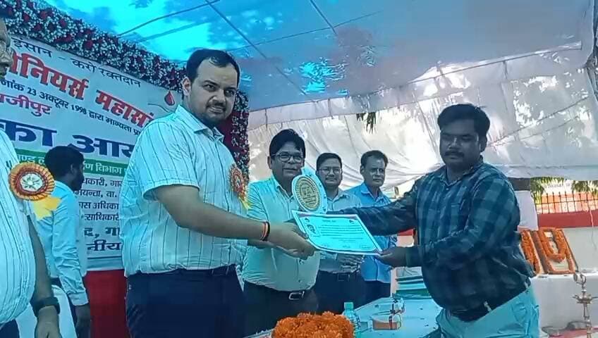 उत्तर प्रदेश डिप्लोमा इंजीनियर महासंघ जनपद शाखा गाजीपुर द्वारा आयोजित कार्यक्रम का शुभारंभ जिलाधिकारी अनुपम शुक्ला द्वारा फीता काटकर किया गया। इस अवसर पर जिलाधिकारी ने कार्यक्रम में उपस्थित अधिकारियों, कर्मचारियों एवं महासंघ के पदाधिकारियों को संबोधित करते हुए जनहित एवं सामाजिक सरोकारों से जुड़े कार्यों को प्राथमिकता देने का आह्वान किया।
कार्यक्रम के दौरान नियमित रूप से रक्तदान करने वाले लोगों को जिलाधिकारी द्वारा स्मृति चिन्ह एवं प्रमाण पत्र प्रदान कर सम्मानित किया गया। उन्होंने रक्तदान को मानव सेवा का महत्वपूर्ण माध्यम बताते हुए कहा कि रक्तदान किसी जरूरतमंद व्यक्ति का जीवन बचाने में महत्वपूर्ण भूमिका निभाता है। समाज के प्रत्येक सक्षम व्यक्ति को अपनी जिम्मेदारी समझते हुए समय-समय पर रक्तदान के लिए आगे आना चाहिए। उन्होने कहा कि हमारे द्वारा किया जाने वाला प्रत्येक कार्य जनहित एवं जनकल्याण की भावना से प्रेरित होना चाहिए। कोई भी कार्य केवल औपचारिकता के लिए नहीं, बल्कि जनता की वास्तविक आवश्यकताओं को ध्यान में रखते हुए किया जाना चाहिए। उन्होंने कहा कि विकास तभी सार्थक माना जाएगा, जब उसका लाभ समाज के अंतिम व्यक्ति तक पहुंचे। उन्होंने गाजीपुर जनपद में बाढ़ की समस्या का उल्लेख करते हुए कहा कि बाढ़ प्रभावित क्षेत्रों के लिए ऐसी कार्ययोजना तैयार की जानी चाहिए, जिससे बाढ़ के प्रभाव को कम किया जा सके और आमजन को होने वाली परेशानियों से प्रभावी ढंग से निजात दिलाई जा सके। इसके लिए संवेदनशील क्षेत्रों का चिन्हांकन, आवश्यक आधारभूत संरचनाओं का विकास, जल निकासी की समुचित व्यवस्था तथा बाढ़ से बचाव के लिए स्थायी एवं प्रभावी उपायों पर विशेष ध्यान दिया जाना आवश्यक है।
जिलाधिकारी ने इंजीनियरिंग विभाग से जुड़े अधिकारियों एवं कर्मचारियों से कहा कि जनपद के इंफ्रास्ट्रक्चर को मजबूत बनाने में उनकी महत्वपूर्ण भूमिका है। सड़क, पुल, नाली, जल निकासी, सिंचाई एवं अन्य निर्माण कार्यों की गुणवत्ता और स्थायित्व पर विशेष ध्यान देते हुए ऐसी कार्ययोजनाएं बनाई जाएं, जो भविष्य की आवश्यकताओं को भी ध्यान में रखकर तैयार हों। उन्होंने कहा कि तकनीकी दक्षता एवं प्रशासनिक सोच के समन्वय से गाजीपुर जनपद में आधारभूत सुविधाओं को और बेहतर बनाया जा सकता है। सभी अधिकारी एवं कर्मचारी पूरी निष्ठा, पारदर्शिता और जिम्मेदारी के साथ अपने दायित्वों का निर्वहन करें तथा विकास कार्यों को निर्धारित समयसीमा में गुणवत्तापूर्ण ढंग से पूरा कराएं। कार्यक्रम में महासंघ के पदाधिकारियों, विभिन्न विभागों के अधिकारी-कर्मचारी तथा अन्य गणमान्य लोग उपस्थित रहे। Sunita Singh Gahmari Priti Singh The Bharat Mike K TODAY न्यूज़ Vivek Singh Vicky त्रिलोकपुर गाँव गाज़ीपुर शिफा टीवी गाज़ीपुर Amit Singh Hanuman Singh Suman Singh Kush Singh Dilkaha A लेखपाल मैडम Manish Singh Reena Rajbhar समर्थक सुनीता सिंह Gabbar Singh #GhazipurNews #nonfollowers #tranding #viralpost