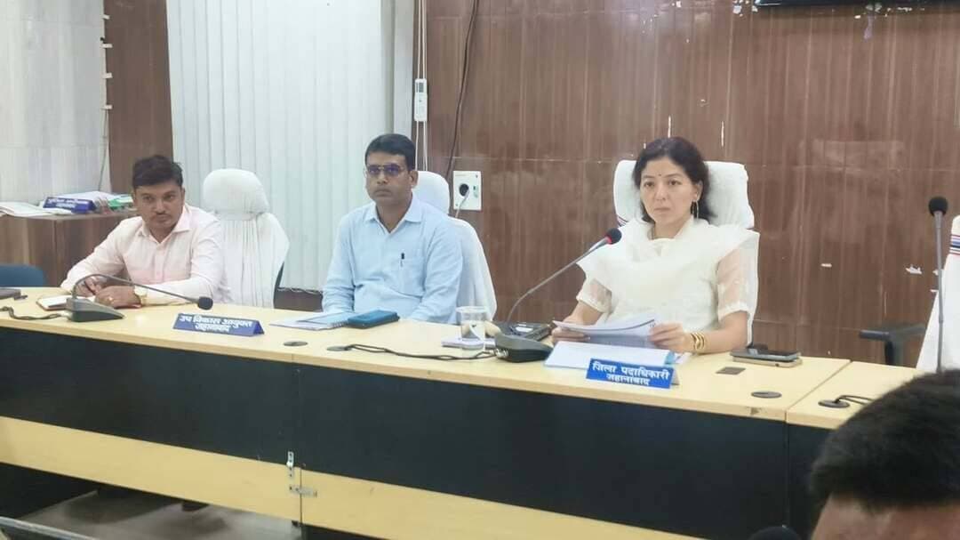 दलहन-तिलहन का रकबा 10 से 15 प्रतिशत बढ़ाने का लक्ष्य, ‘जहानाबाद ब्रांड’ विकसित करने पर जोर
इकोनामिक टास्क फोर्स की बैठक
जहानाबाद : समाहरणालय स्थित सभा कक्ष में मंगलवार को जिला पदाधिकारी छिरिड़ वाई भूटिया की अध्यक्षता में इकोनामिक टास्क फोर्स की बैठक हुई। इसमें जिले की आर्थिक गतिविधियों को बढ़ावा देने और किसानों की आय में वृद्धि को लेकर विभिन्न बिंदुओं पर चर्चा की गई।
बैठक में डीएम ने जिला कृषि पदाधिकारी को दलहन एवं तिलहन फसलों के आच्छादन क्षेत्र में 10 से 15 प्रतिशत तक वृद्धि करने का लक्ष्य निर्धारित करते हुए किसानों को जागरूक और प्रोत्साहित करने का निर्देश दिया। उन्होंने किसानों को समेकित कृषि प्रणाली अपनाने के लिए प्रेरित करने पर भी जोर दिया।
डीएम ने त्रिस्तरीय फार्मिंग सिस्टम के तहत मछलीपालन, मुर्गीपालन और सौर ऊर्जा को एकीकृत रूप से बढ़ावा देने का निर्देश दिया। इसके लिए प्रत्येक प्रखंड से 10 सक्षम एवं इच्छुक किसानों का चयन करने को कहा गया।
उन्होंने जिला उद्योग महाप्रबंधक और जिला योजना पदाधिकारी को संयुक्त रूप से इलेक्ट्रीशियन एवं दर्जी के क्षेत्र में कम-से-कम 100 कुशल लोगों का चयन कर उन्हें संगठित एवं प्रोत्साहित करने का निर्देश दिया, ताकि इन क्षेत्रों में ‘जहानाबाद ब्रांड’ विकसित किया जा सके।
इसके अलावा जिला उद्यान पदाधिकारी को हल्दी समेत अन्य मसाला फसलों की खेती को बढ़ावा देने और किसानों के बीच व्यापक प्रचार-प्रसार व जागरूकता अभियान चलाने का निर्देश दिया गया। बैठक में संबंधित विभागों के पदाधिकारी मौजूद रहे।