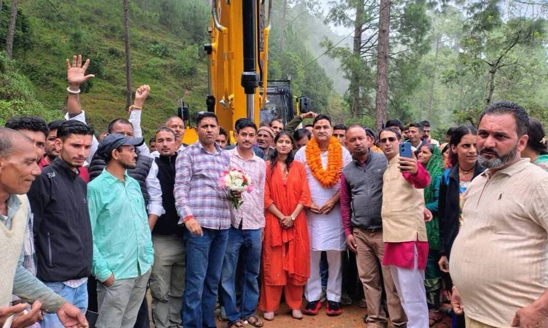 आजादी के 75 साल बाद नदगलगाँव पहुंचेगी सड़क।मंत्री राम सिंह कैड़ा ने किया मोटर के निर्माण कार्य का शुभारम्भ।