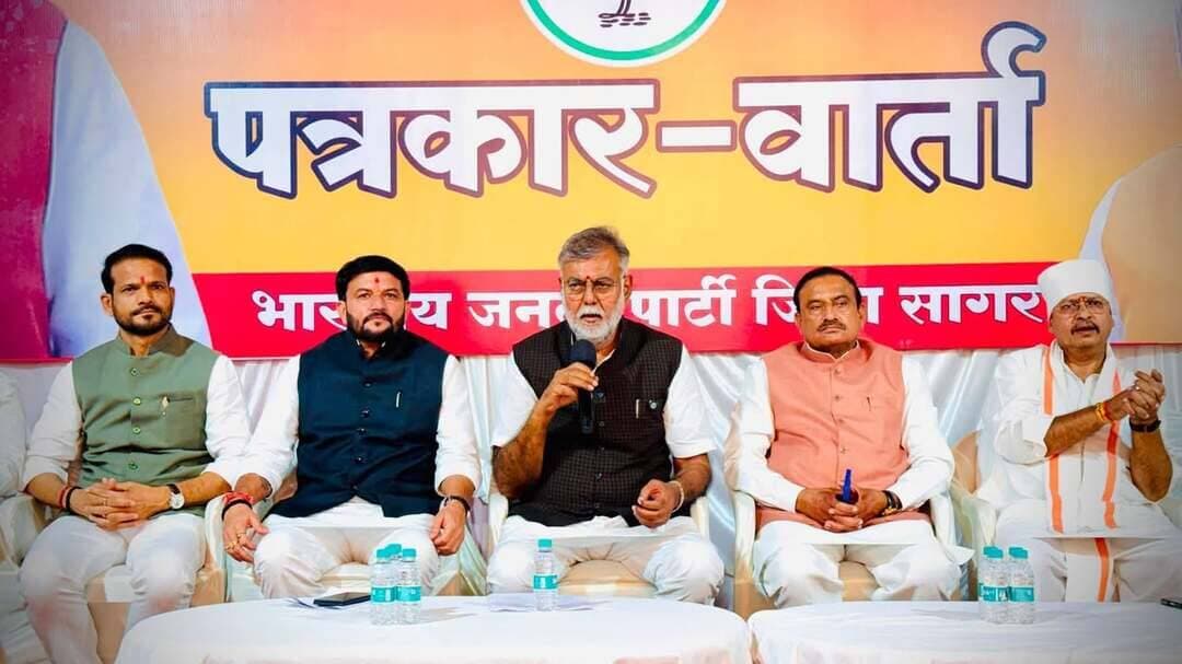 आज होटल वरदान,सागर में मध्य प्रदेश शासन के कैबिनेट मंत्री माननीय श्री Prahlad Singh Patel जी ने #SevaSankalpAbhiyan के संबंध में आयोजित "पत्रकार वार्ता" को संबोधित किया।
इस अवसर पर पूर्व मंत्री एवं विधायक श्री Bhuppendra Siingh जी, सागर विधायक श्री शैलेंद्र जैन जी, नगर निगम अध्यक्ष श्री वृंदावन अहिरवार जी, किसान मोर्चा प्रदेश महामंत्री श्री कप्तान यादव जी, जिला महामंत्री श्री सुमित यादव जी, जिला उपाध्यक्ष श्री जगन्नाथ गुरैया जी, जिला पंचायत उपाध्यक्ष श्री देवेंद्र सिंह जी, जिला मीडिया प्रभारी श्री श्रीकांत जैन जी एवं सह मीडिया प्रभारी श्री आलोक केसरवानी जी सहित पत्रकार बंधु एवं मीडिया प्रतिनिधि उपस्थित रहे।
Bharatiya Janata Party (BJP) l BJP Madhya Pradesh
Dr Mohan Yadav Hemant Khandelwal BJP SC Morcha Madhya Pradesh BJP4Sagar
