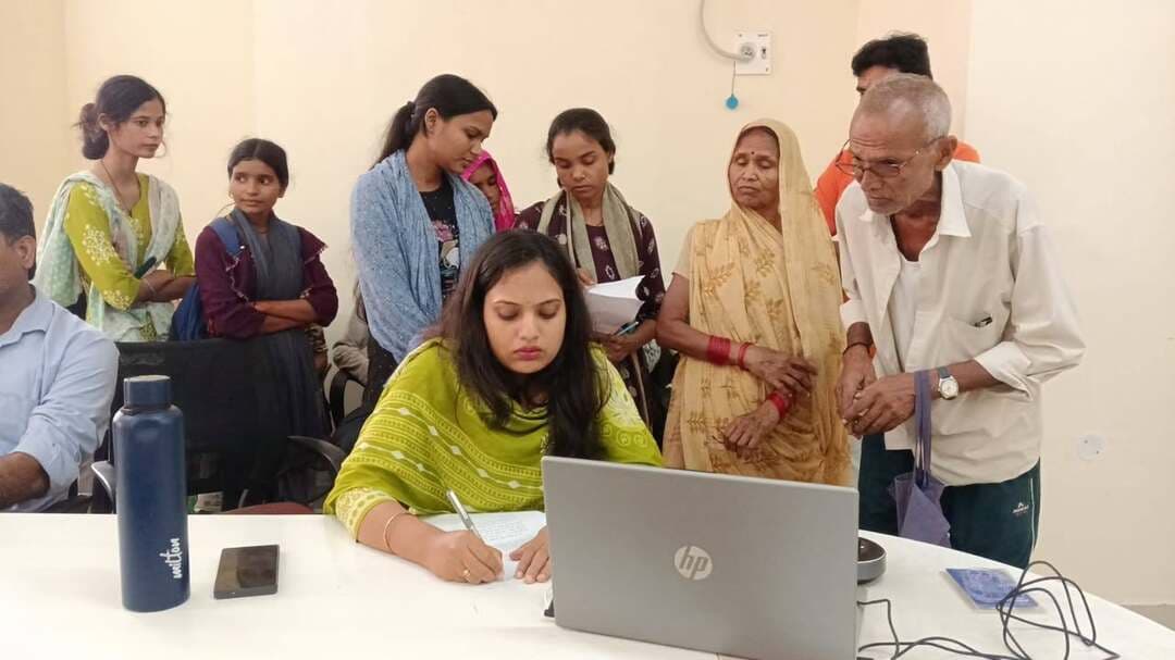 जिला व खण्डस्तरीय जनसुनवाई में आए 65 आवेदन: अपर कलेक्टर ने 7 दिन में निराकरण के दिए निर्देश
--
जिले में आमजन की समस्याओं के त्वरित समाधान के लिए मंगलवार को जिला एवं खण्ड स्तर पर साप्ताहिक जनसुनवाई का आयोजन किया गया। जिला मुख्यालय कलेक्ट्रेट सभागार और तहसील कार्यालय पृथ्वीपुर को मिलाकर कुल 65 आवेदनों पर सुनवाई की गई।
कलेक्ट्रेट सभागार में आयोजित मुख्य जनसुनवाई की अध्यक्षता अपर कलेक्टर श्री इकबाल मोहम्मद ने की। इस अवसर पर डिप्टी कलेक्टर सुश्री मनीषा जैन, श्री अनिल कुमार तलैया एवं विभिन्न विभागीय अधिकारी मौजूद रहे। अधिकारियों ने नागरिकों की समस्याओं को ध्यानपूर्वक सुना और कई मामलों का मौके पर ही निराकरण कराया।जनसुनवाई के दौरान प्रमुख रूप से सीमांकन, नामांतरण, बंटवारा, पेंशन, किसान सम्मान निधि, राशन और प्रधानमंत्री आवास योजना से संबंधित शिकायतें व आवेदन प्राप्त हुए।
दूसरी ओर, तहसील कार्यालय पृथ्वीपुर में आयोजित खण्डस्तरीय जनसुनवाई में तहसीलदार श्री शुभम मिश्रा ने संबंधित अधिकारियों के साथ स्थानीय नागरिकों की समस्याएं सुनीं। जिला मुख्यालय से अपर कलेक्टर श्री इकबाल मोहम्मद ने वीडियो कॉन्फ्रेंसिंग (VC) के माध्यम से पृथ्वीपुर के आवेदकों से सीधा संवाद किया।
अपर कलेक्टर ने सभी विभागीय अधिकारियों को सख्त निर्देश जारी करते हुए कहा कि जनसुनवाई में प्राप्त सभी आवेदनों पर निष्पक्ष कार्यवाही की जाए और 7 दिनों के भीतर अनिवार्य रूप से निराकरण सुनिश्चित किया जाए।
CM Madhya Pradesh Jansampark Madhya Pradesh #JanSunwai #JansamparkMP #niwari