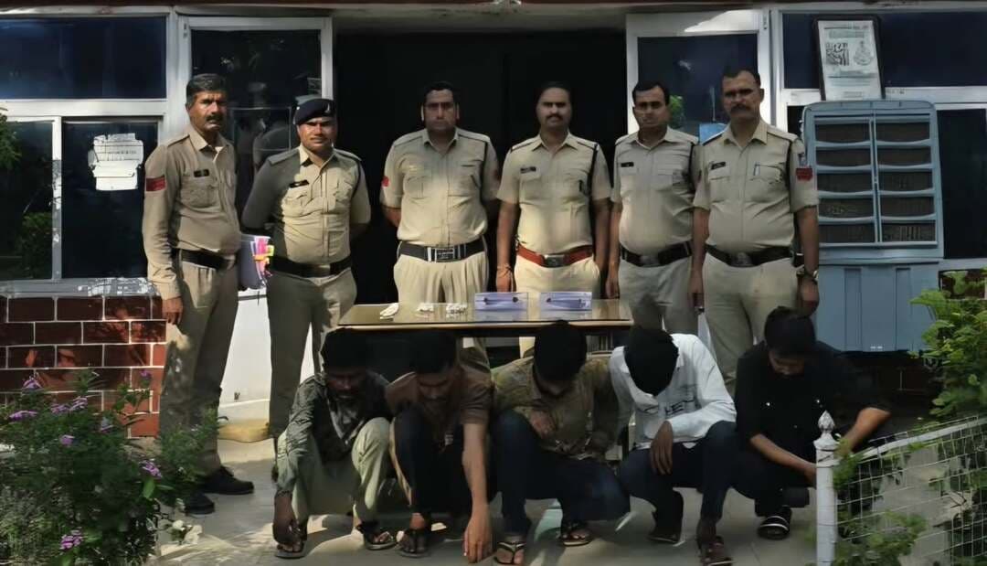 ऑपरेशन प्रहार: अवैध हथियारों के साथ 5 आरोपी गिरफ्तार, दो पिस्टल-कारतूस और तीन चाकू बरामद
देवास। आगामी त्यौहारों के मद्देनजर देवास पुलिस द्वारा अवैध हथियारों के खिलाफ चलाए जा रहे “ऑपरेशन प्रहार” के तहत थाना औद्योगिक क्षेत्र पुलिस ने अलग-अलग स्थानों पर कार्रवाई करते हुए पांच आरोपियों को गिरफ्तार किया है। पुलिस ने आरोपियों के कब्जे से 32 बोर की दो अवैध देशी पिस्टल, दो जिंदा कारतूस और तीन धारदार खटकेदार चाकू बरामद किए हैं। जब्त हथियारों की कुल अनुमानित कीमत करीब 50 हजार रुपए बताई गई है।
पुलिस के अनुसार, थाना औद्योगिक क्षेत्र पुलिस को मुखबिरों से सूचना मिली थी कि कुछ व्यक्ति अवैध हथियार लेकर शहर में घूम रहे हैं। सूचना की तस्दीक के बाद पुलिस टीम ने थाना क्षेत्र के अलग-अलग स्थानों पर दबिश और घेराबंदी कर पांच आरोपियों को पकड़ा।
कार्रवाई में दानिश पिता गुल गौश शेख (22), निवासी रसूलपुर के कब्जे से 32 बोर की एक अवैध देशी पिस्टल और एक जिंदा कारतूस तथा शैलेन्द्र पिता दिनेश कैलवा (21), निवासी बोरखेड़ी धाकड़ के कब्जे से एक अवैध देशी पिस्टल और एक जिंदा कारतूस बरामद किया गया।
इसी तरह अंकित पिता जितेन्द्र सांवलिया (21), निवासी चाणक्यपुरी मल्टी, अशोक उर्फ बारिक पिता राजाराम भील (42), निवासी सर्वोदय नगर और रोहित उर्फ बच्चा पिता संतोष शर्मा (27), निवासी जवाहर नगर के कब्जे से एक-एक धारदार खटकेदार चाकू जब्त किया गया।
पुलिस ने पांचों आरोपियों के खिलाफ थाना औद्योगिक क्षेत्र में पृथक-पृथक अपराध दर्ज कर आगे की वैधानिक कार्रवाई शुरू कर दी है।
पुलिस अधिकारियों के मुताबिक आगामी त्यौहारों को देखते हुए जिले में कानून-व्यवस्था और आमजन की सुरक्षा सुनिश्चित करने के लिए अवैध हथियार रखने, उनका परिवहन करने और हथियारों से जुड़ी गतिविधियों में शामिल लोगों के खिलाफ अभियान लगातार जारी रहेगा।
यह कार्रवाई पुलिस अधीक्षक पुनीत गेहलोत के निर्देश पर अतिरिक्त पुलिस अधीक्षक शहर गजेन्द्र सिंह वर्धमान के मार्गदर्शन, नगर पुलिस अधीक्षक सुमित अग्रवाल के निर्देशन तथा थाना प्रभारी औद्योगिक क्षेत्र निरीक्षक अमित सोलंकी के नेतृत्व में की गई।
कार्रवाई में उपनिरीक्षक गौरव नगावत सहित पुलिस टीम के प्रधान आरक्षक राबी, मुकुट, भारत, शैलेन्द्र तथा आरक्षक लक्ष्मीकांत, अर्पित, राहुल शर्मा और राजू मुजाल्दे की महत्वपूर्ण भूमिका रही।