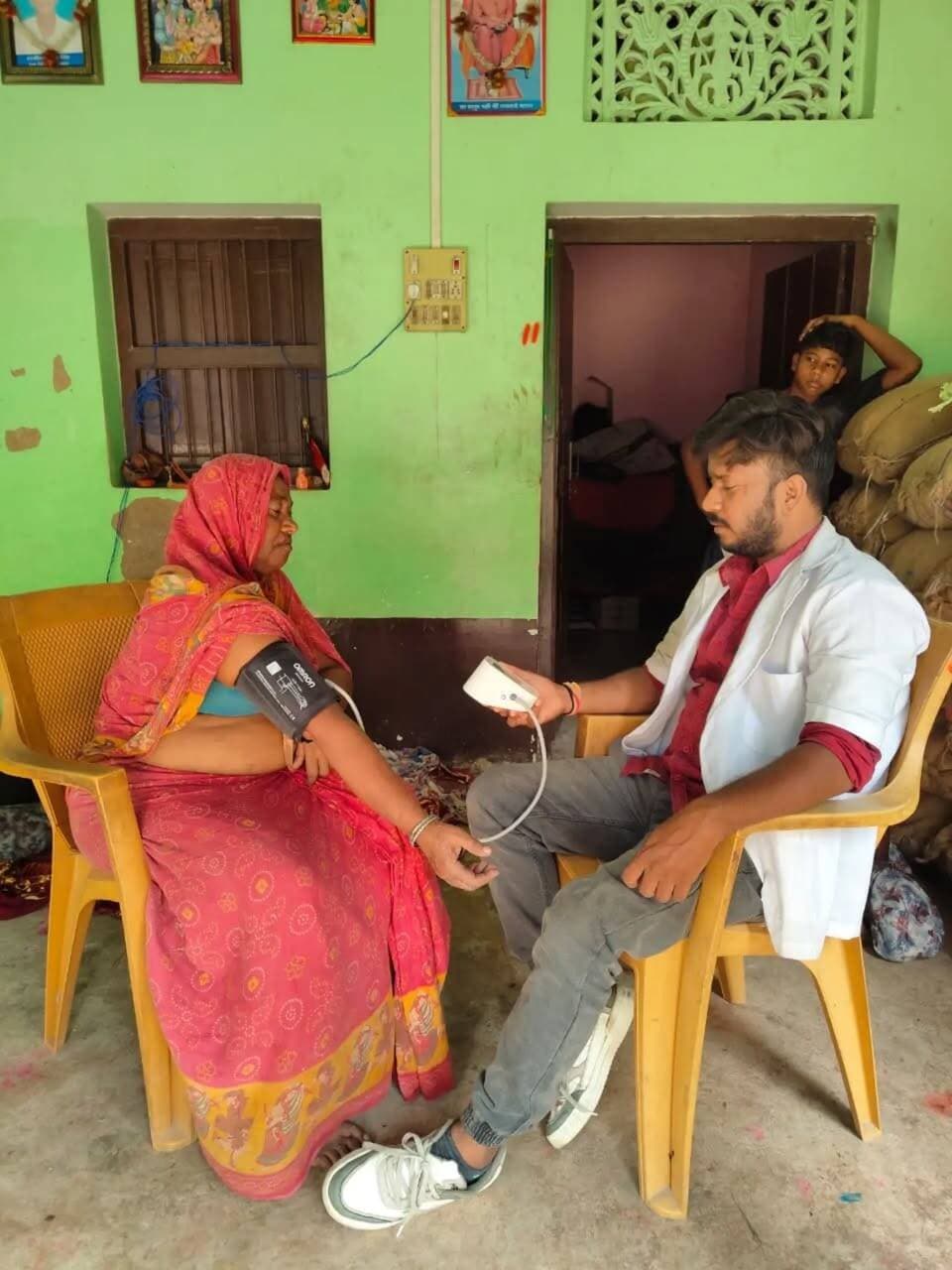 जांच एवं उपचार चिकित्सा आपके द्वार 🏠🩺 कार्यक्रम के तहत जिले में विभिन्न स्थानों पर चिकित्सा कर्मियों द्वारा घर-घर भ्रमण कर नॉन-कम्युनिकेबल डिजीज (NCD) से संबंधित जांच की जा रही है।
इस दौरान आमजनों के स्वास्थ्य की स्क्रीनिंग कर आवश्यक परामर्श एवं उपचार की सुविधा उपलब्ध कराई जा रही है।
स्वस्थ समाज की ओर एक कदम—स्वास्थ्य सेवाएं अब आपके द्वार।
IPRD Bihar
Bihar Health Department
#begusarai